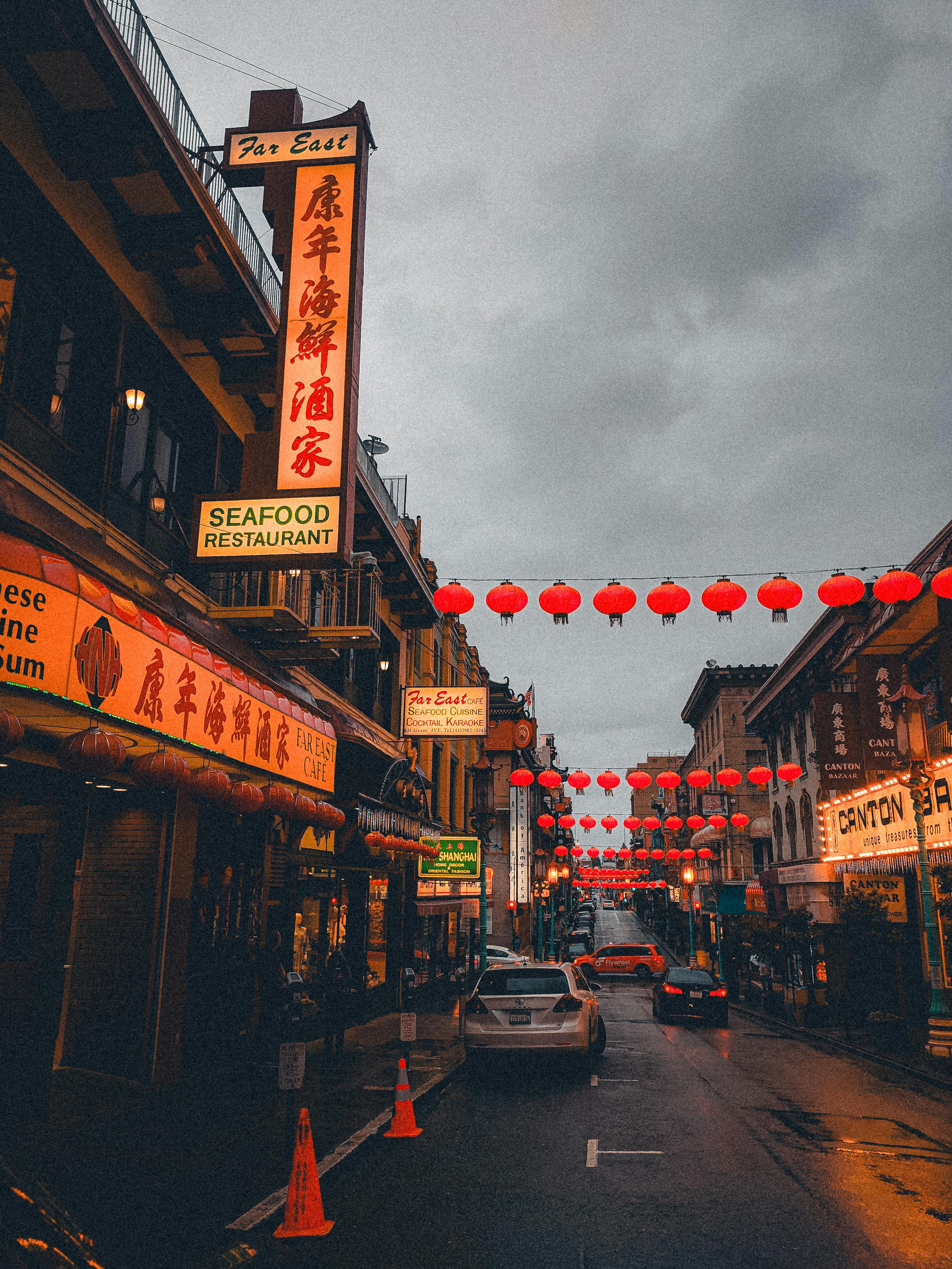 2982x3976 Traditional Chinese Lanterns in City · Free