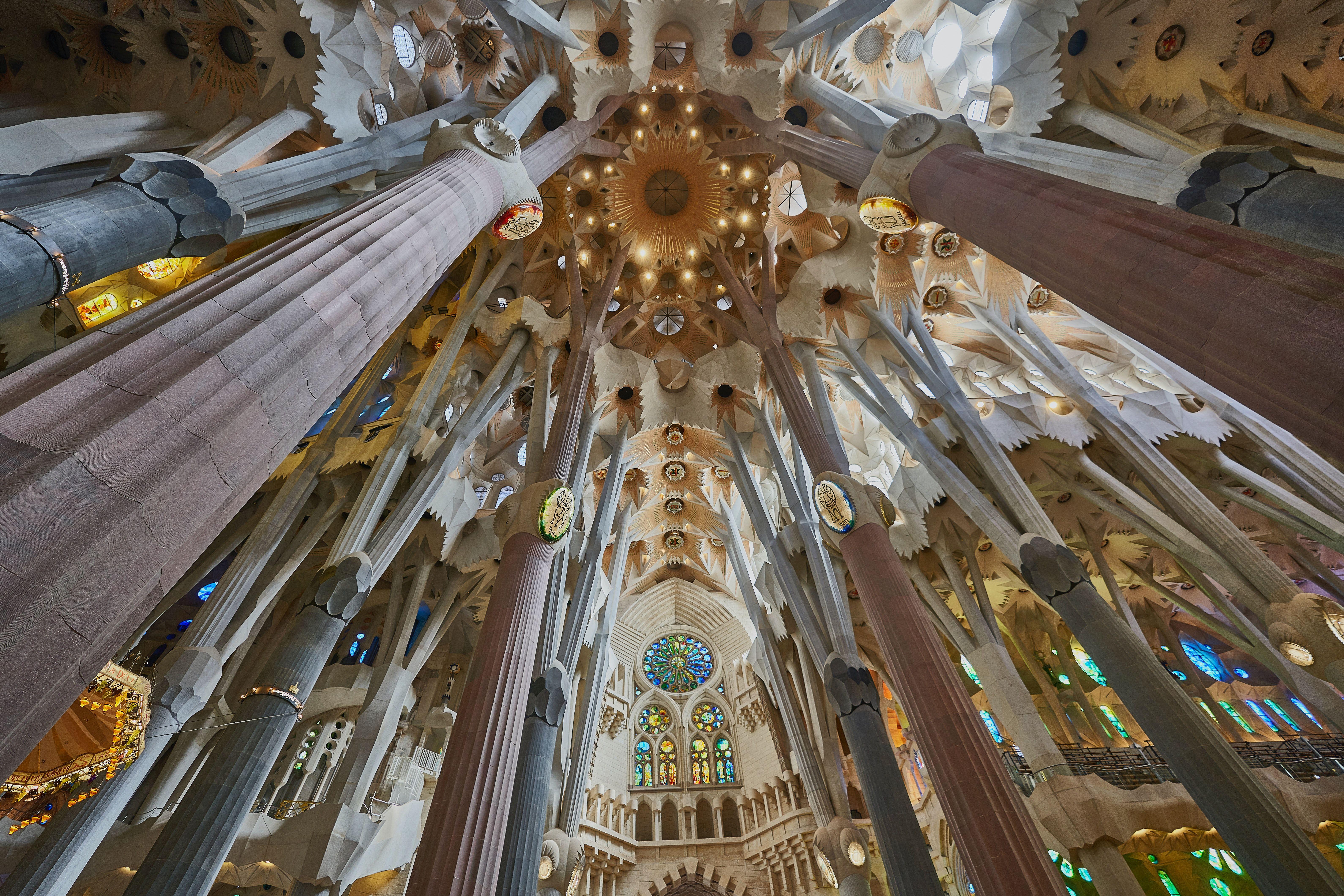 6362x4243 Free of sagrada familia