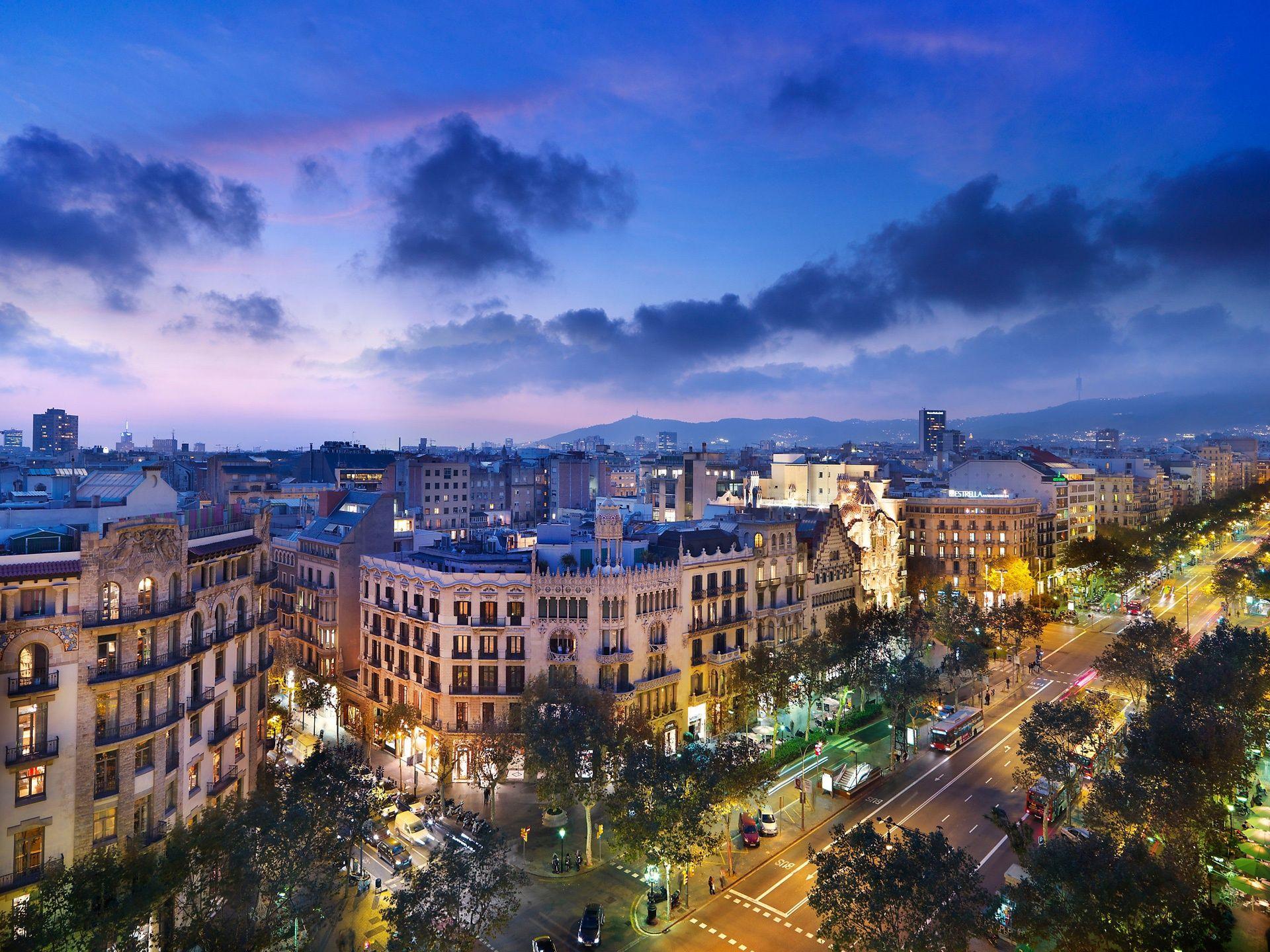 1920x1440 Wallpaper Spain, Barcelona, city night, street, road, architecture