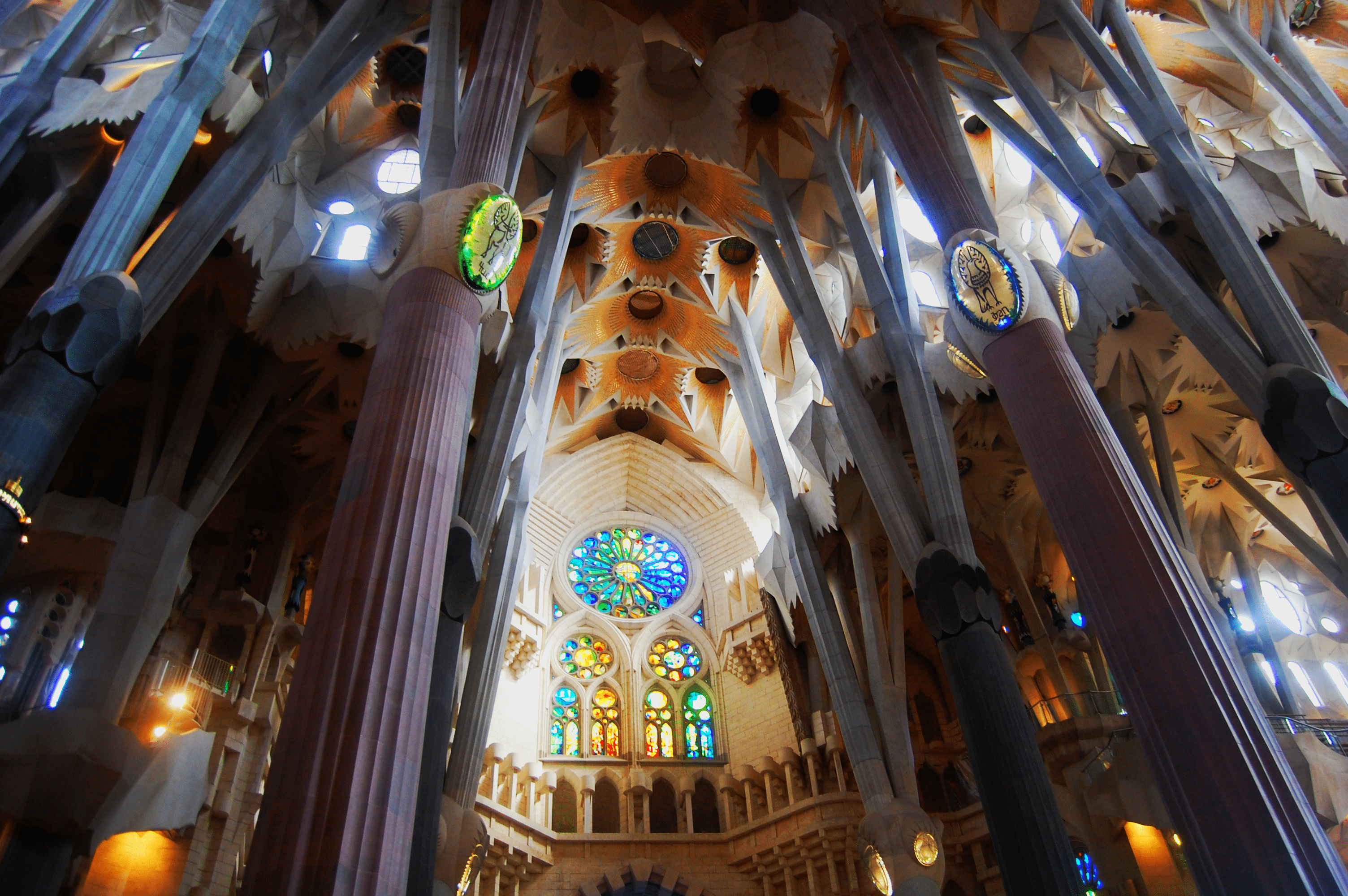 3008x2000 Sagrada Família Inside View Wallpaper