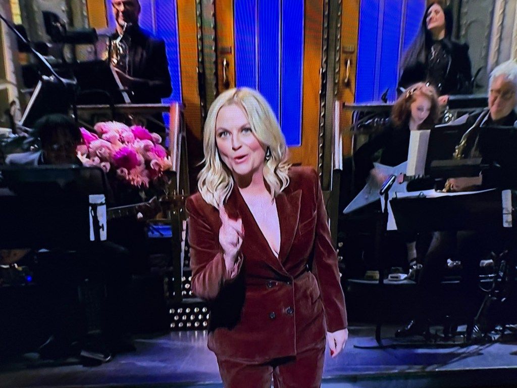 1024x768 SNL' Host Amy Poehler Calls Out AI, SNL Anniversary In Monologue