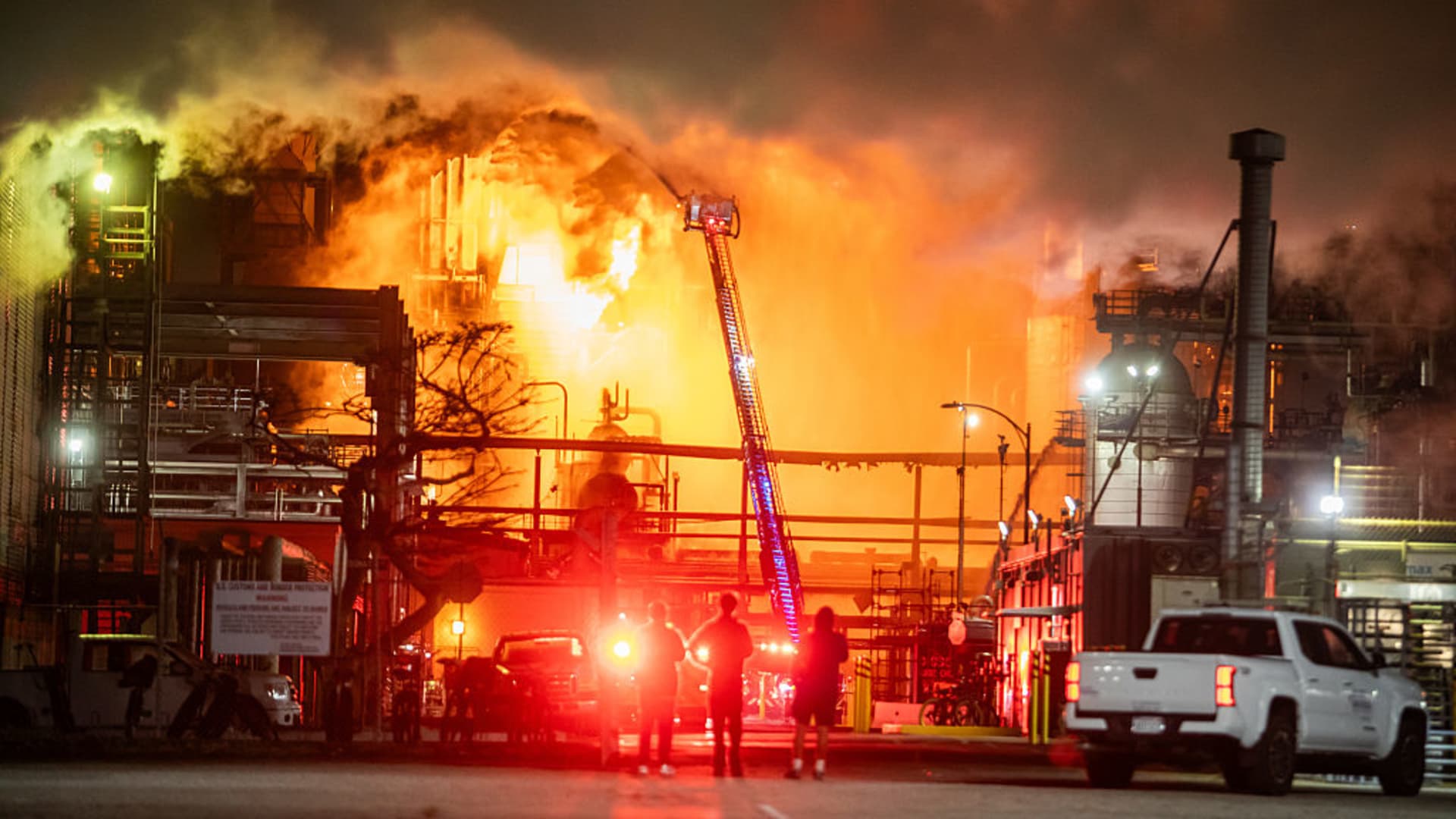 1920x1080 Massive fire breaks out at Chevron oil refinery in California