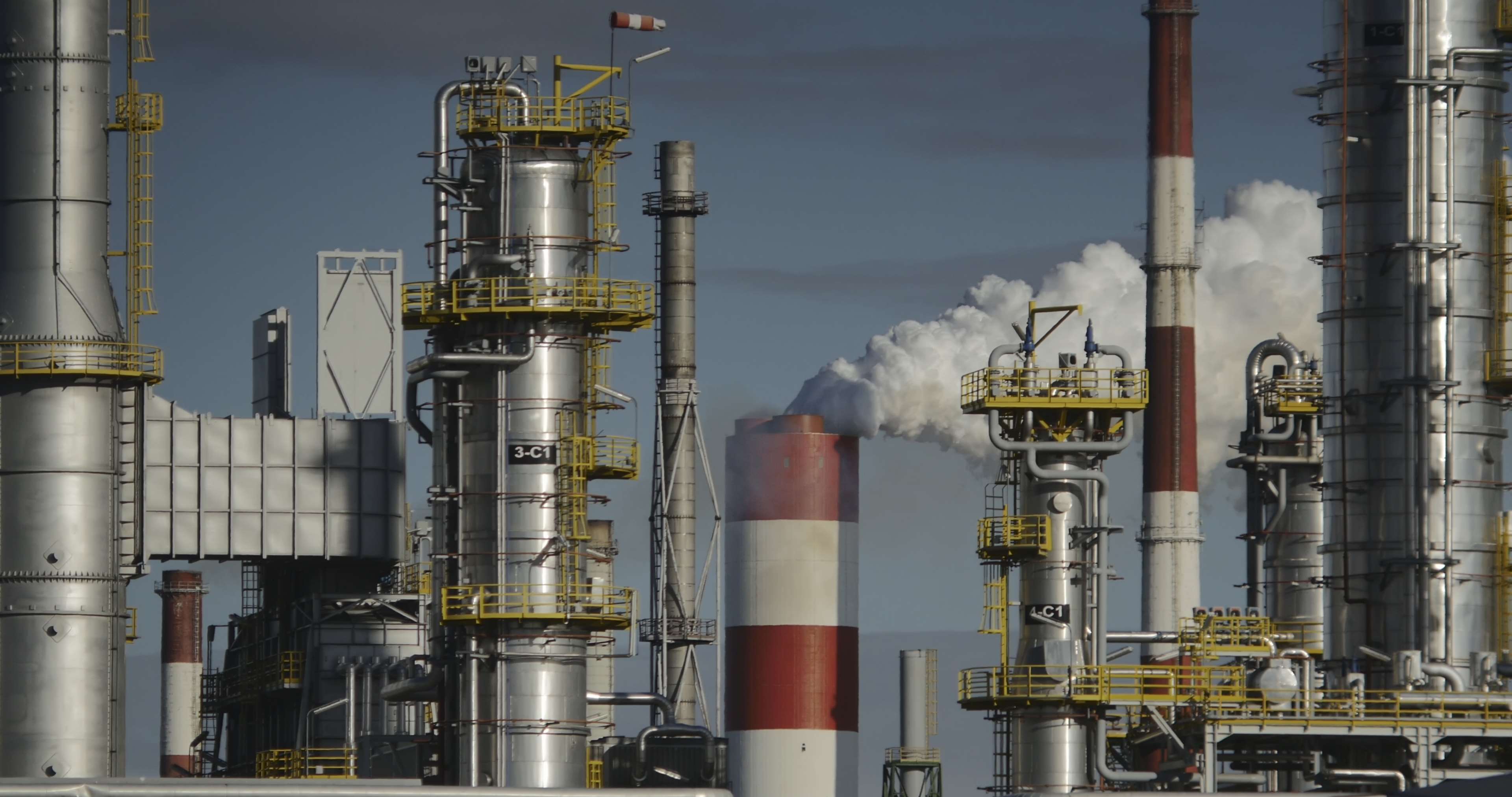3840x2025 Refinery Wallpaper