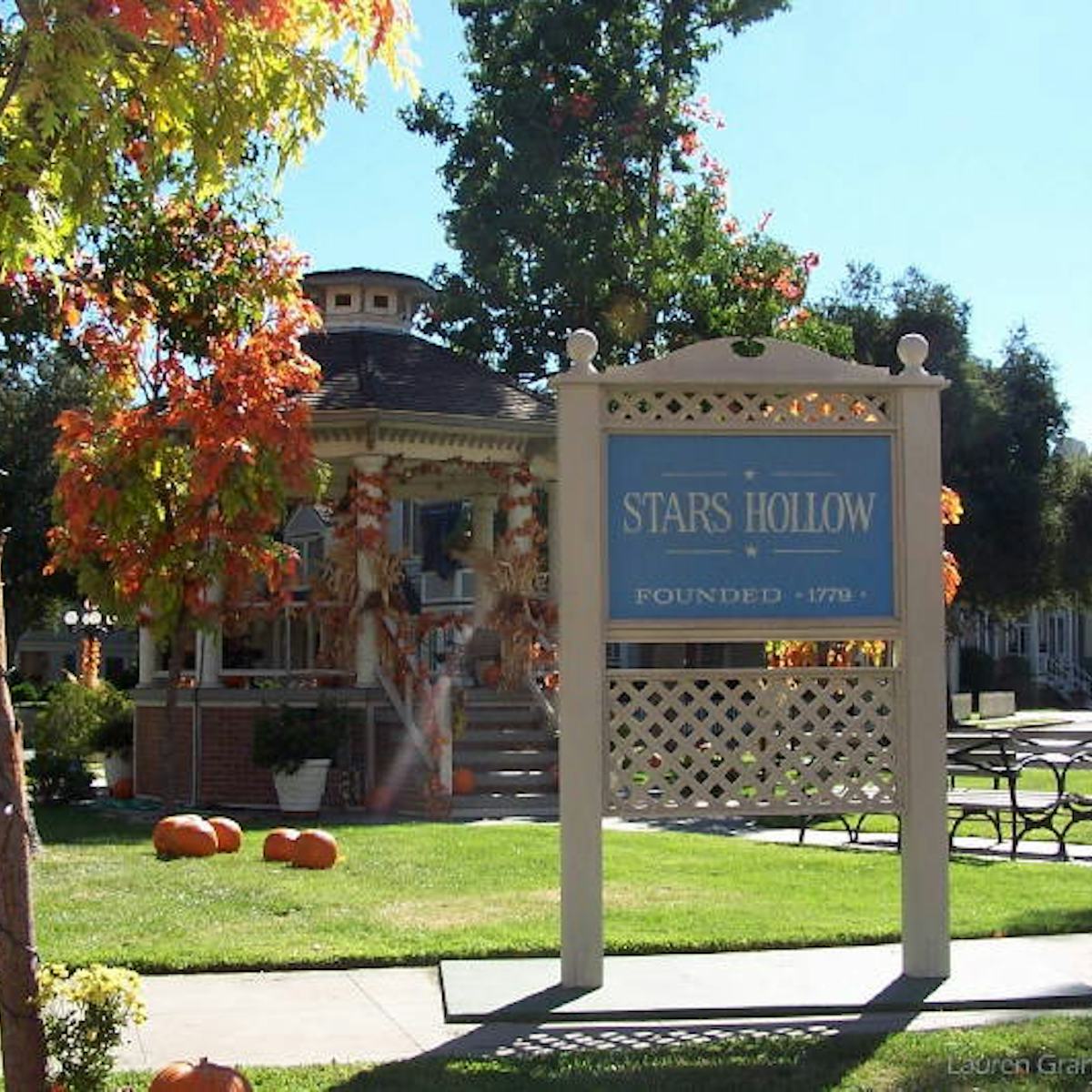 1200x1200 The Stars Hollow Festival Of The Four Seasons Event Is The Perfect Way To Celebrate The 'Gilmore Girls' Revival