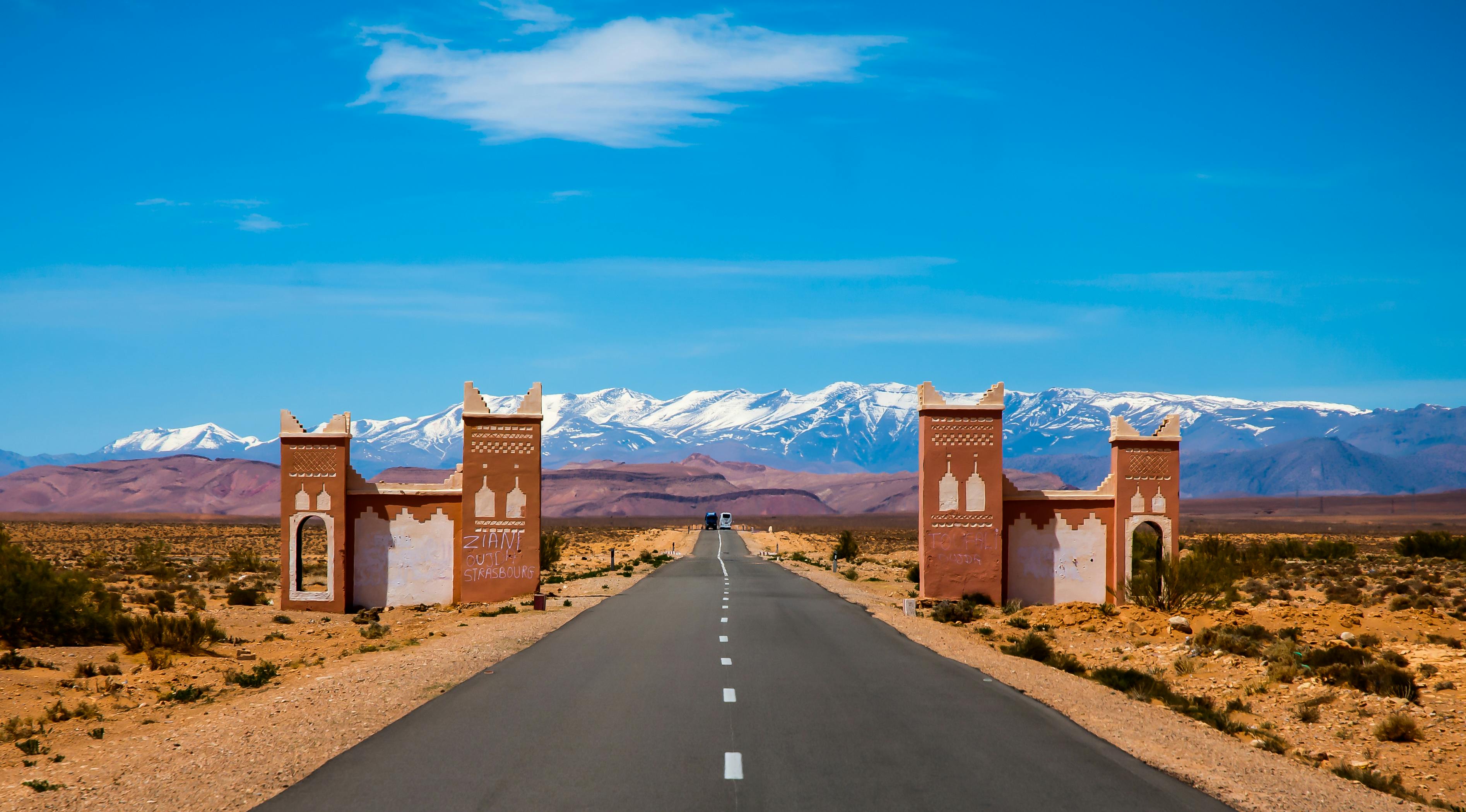 3789x2100 Empty Asphalt Road and Overlooking Mountain · Free