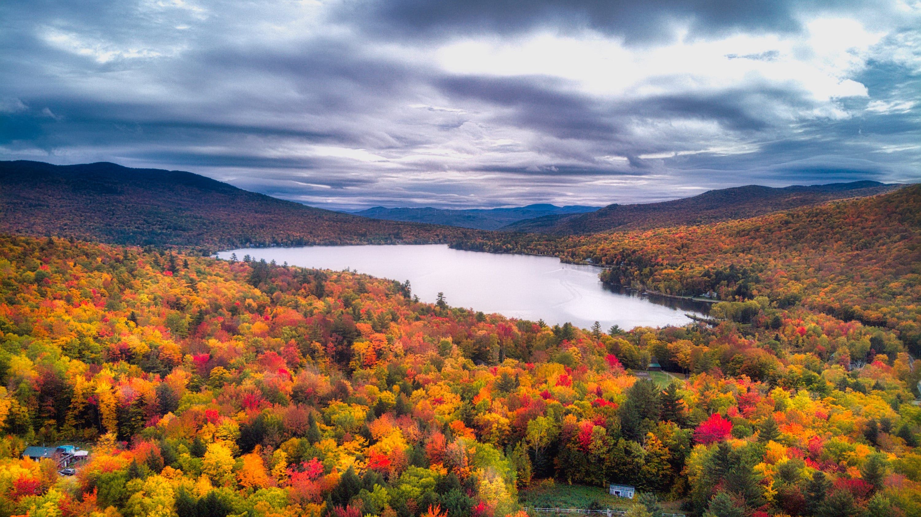 3000x1684 New Hampshire Fall Foliage White Mountains Lake in Fall Colors. Canvas Print, Metal Print, Photo Print
