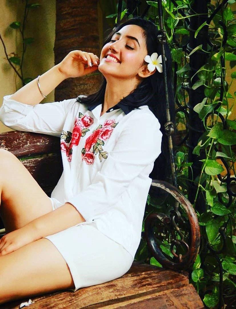 827x1080 Actress Ashnoor Kaur Photo & Mobile Wallpaper. My Favorite Pics