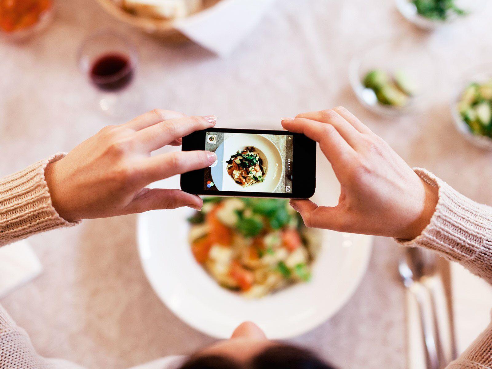 1600x1200 This Guy Ruining His Friends' Food Photo Is Downright Hilarious