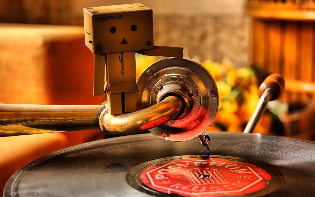 1280x800 Photo Doll Gramophone Box Closeup