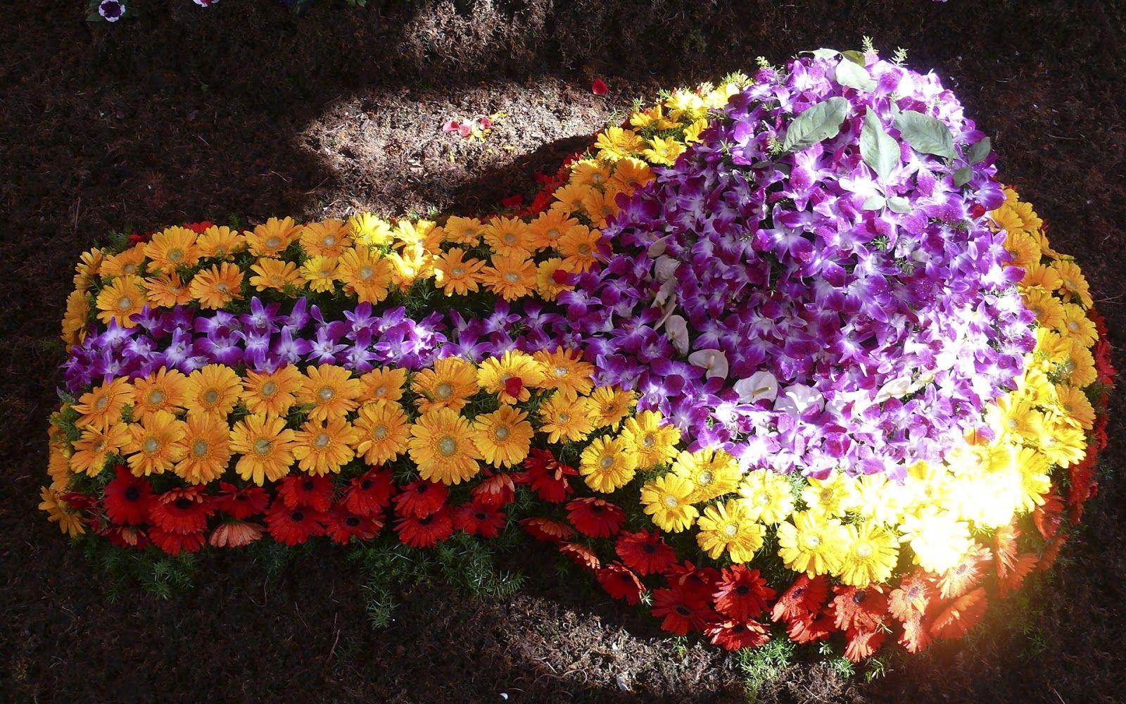 1600x1000 Lord Shiva Lingam Decoration with Flowers photo