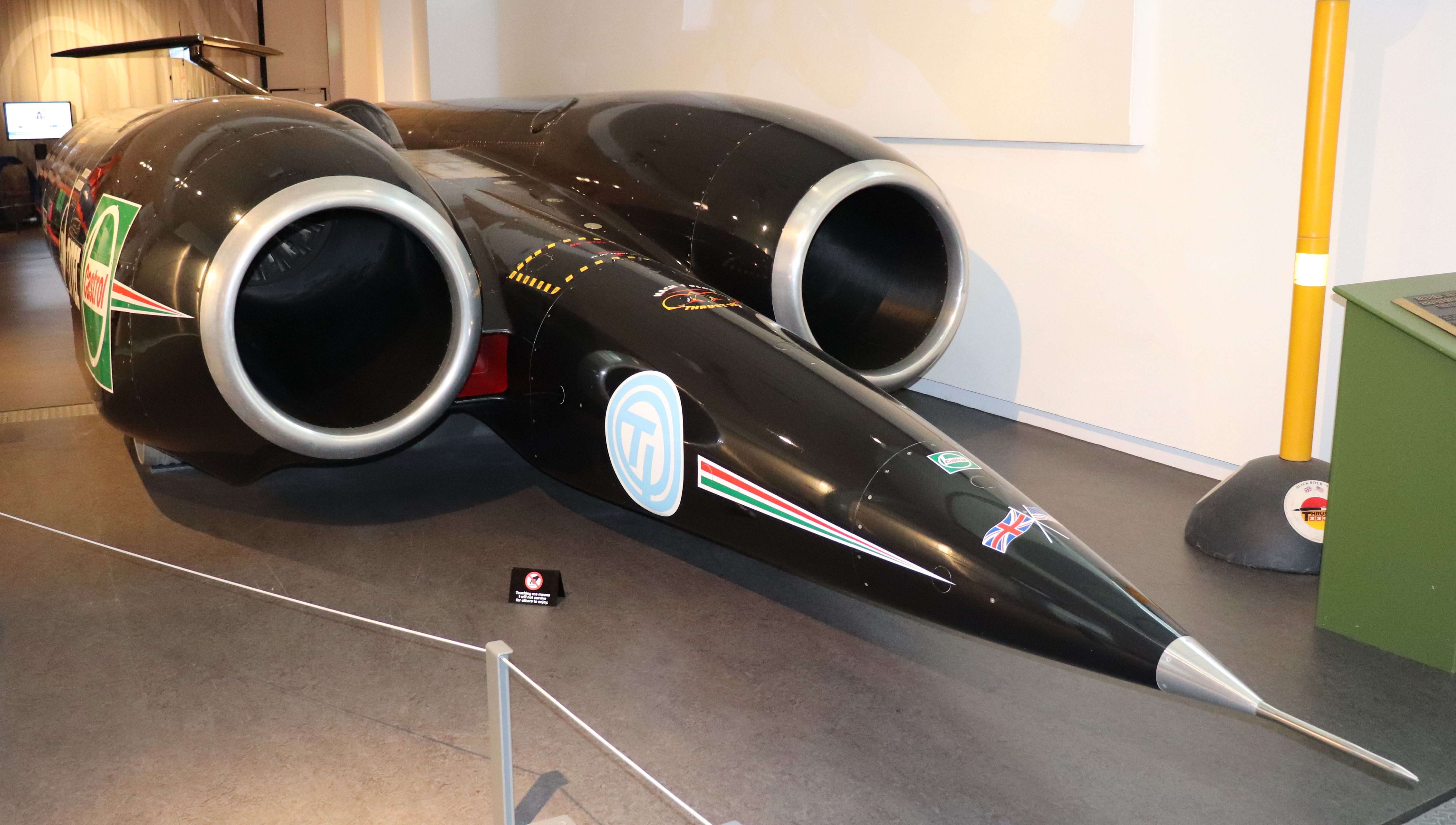 5219x2958 In Photo: 'Bloodhound' Car Has a Jet Engine. And It Could Break the Sound Barrier