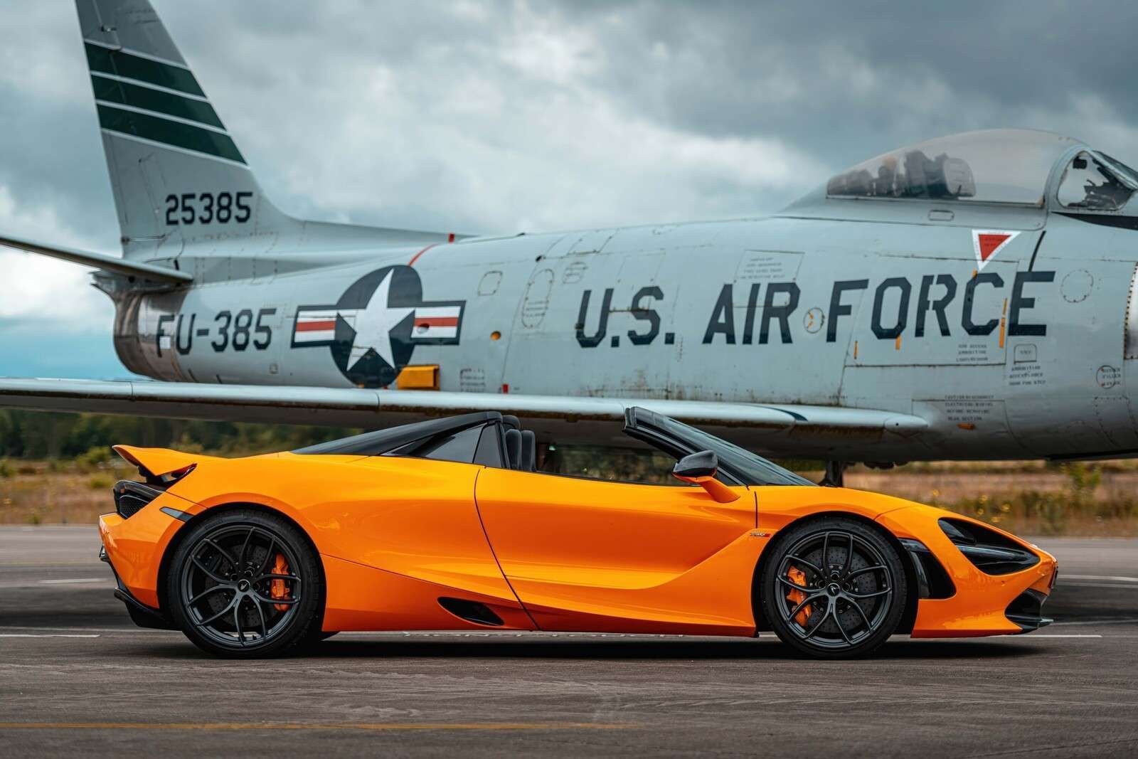1600x1067 Wallpaper Mural and fighter jet