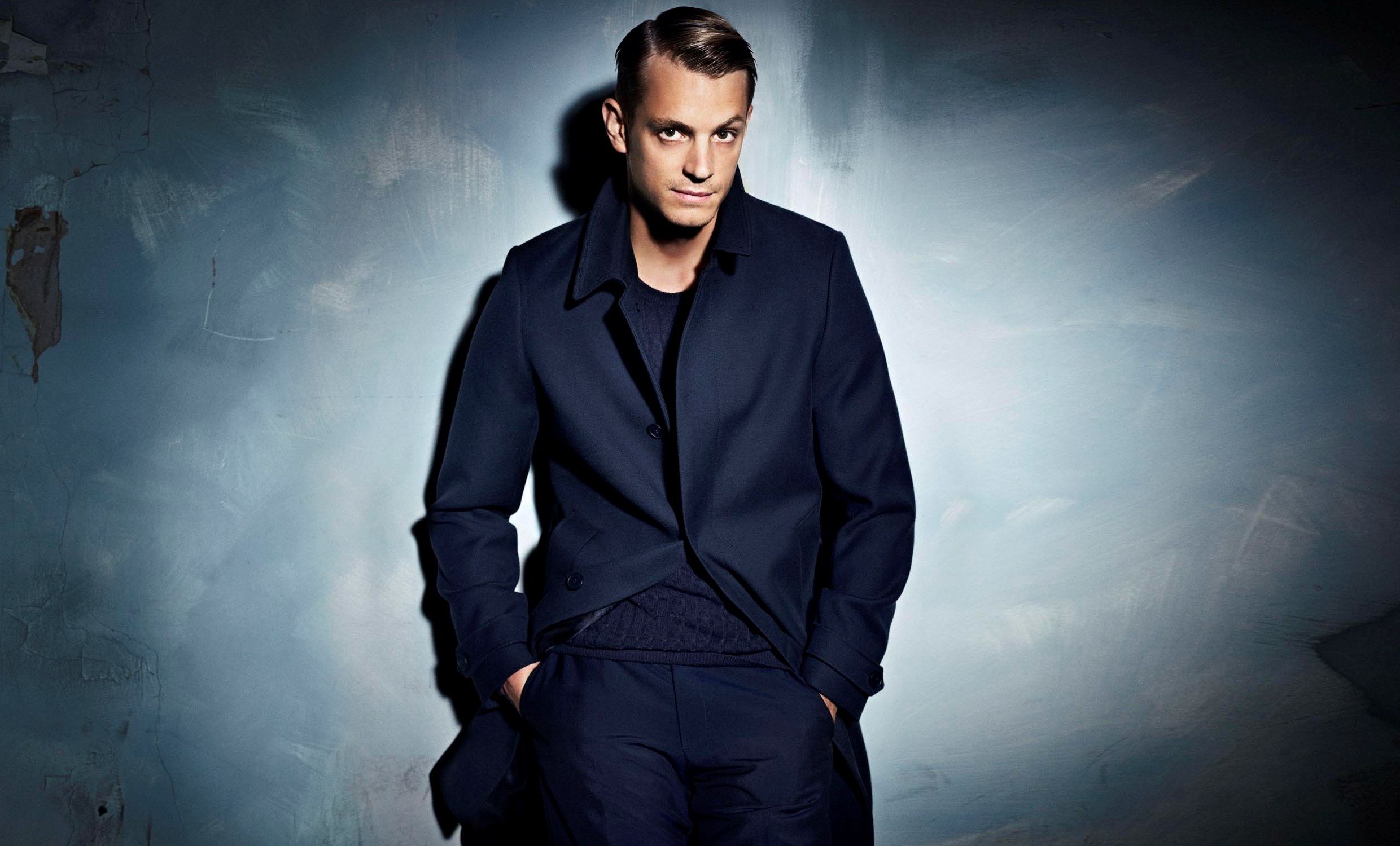 2480x1500 Wallpaper wall, actor, male, coat, JUEL Kinnaman, Joel Kinnaman for mobile and desktop, section мужчины, resolution 2480x1500