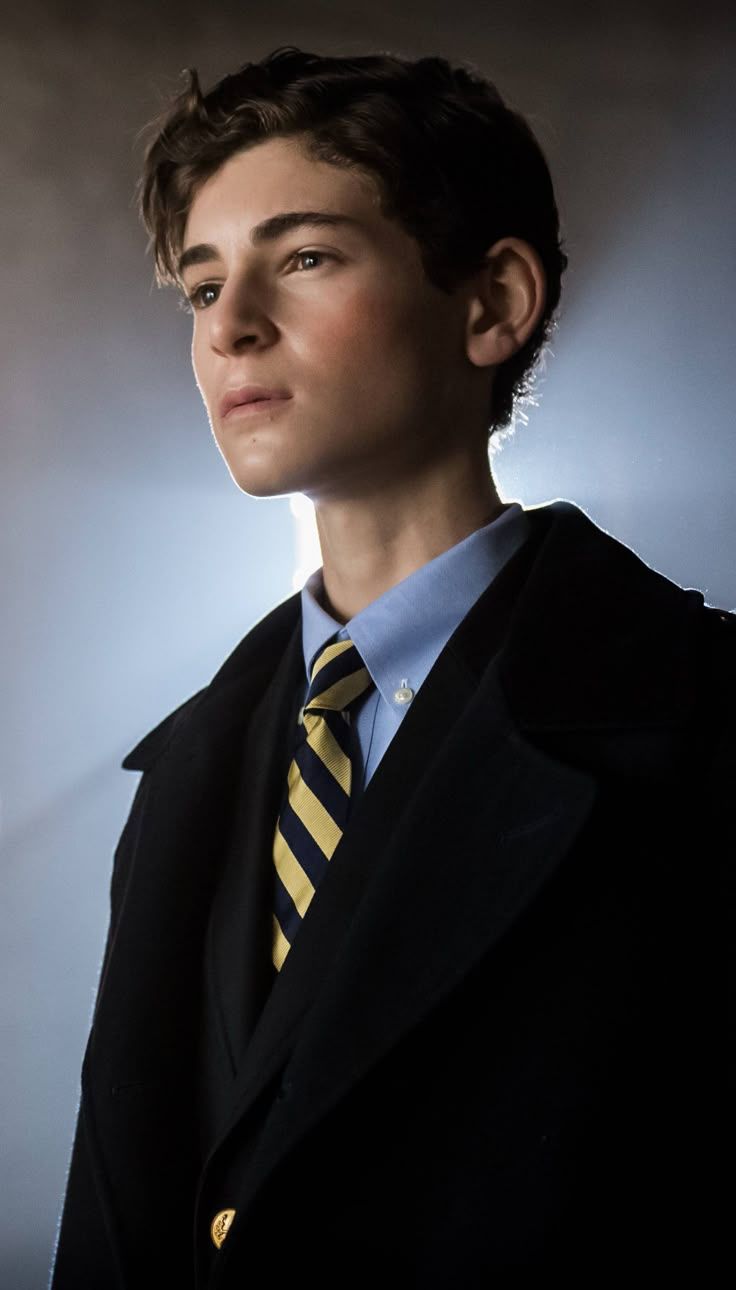 736x1290 Gotham 2x10 Wayne (David Mazouz)