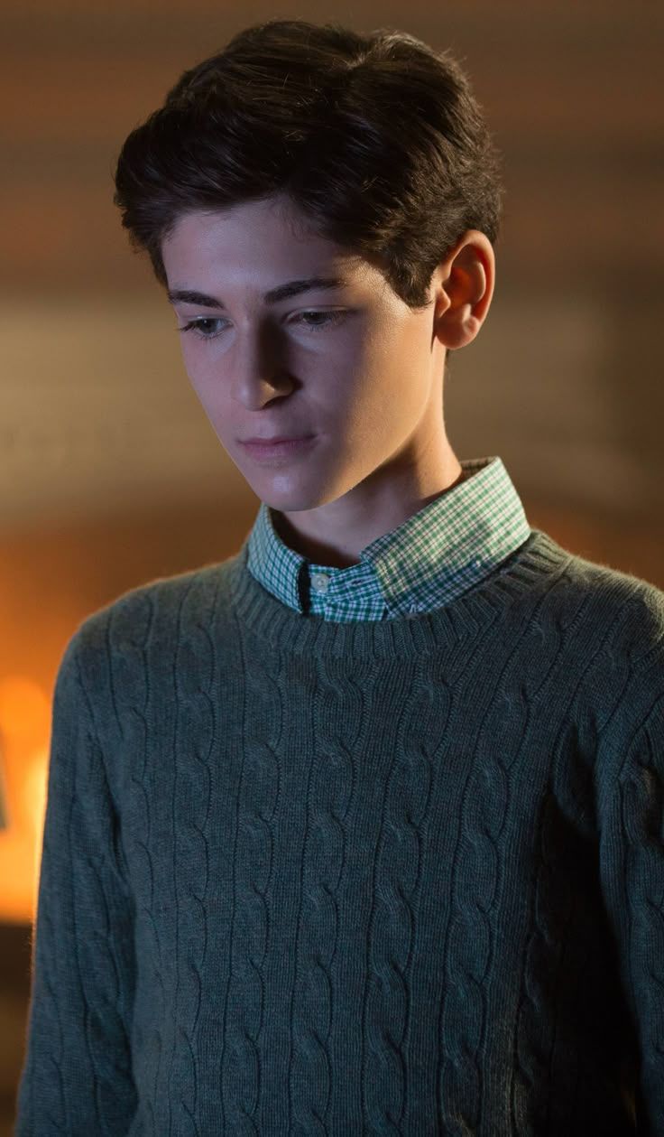 736x1259 Bruce Wayne (David Mazouz)