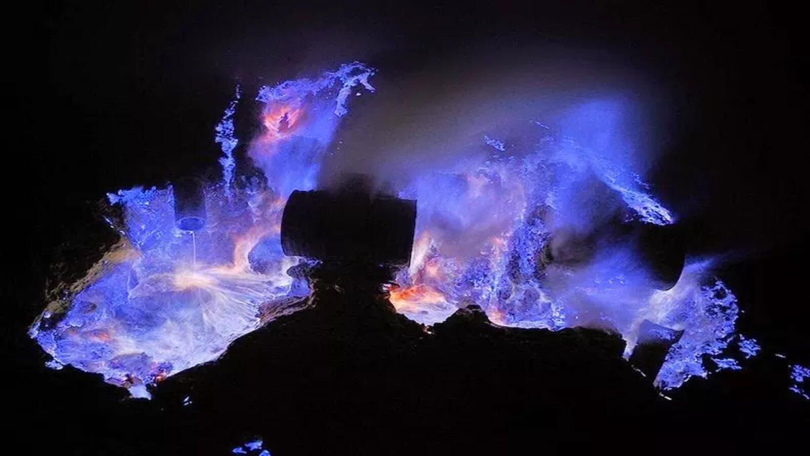 1600x900 Kawah Ijen Volcano Unleashes Sci Fi Wonders With Mesmerizing Electric Blue Lava Economic Times
