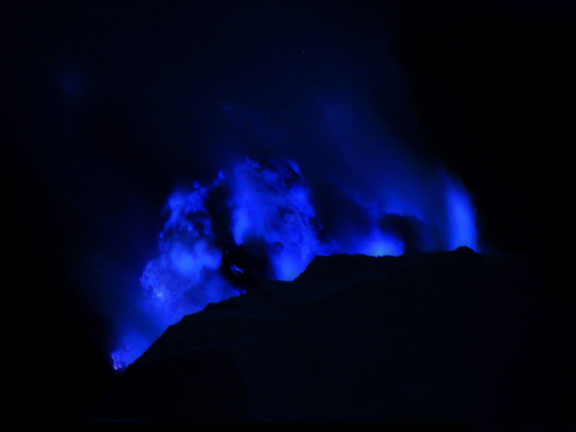1920x1440 This Indonesian Volcano Spews Blue Lava