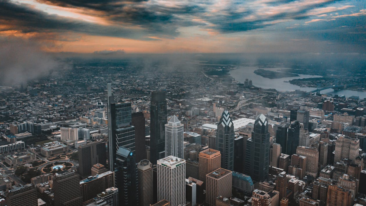 1260x708 Cityscape of financial district in modern megapolis · Free