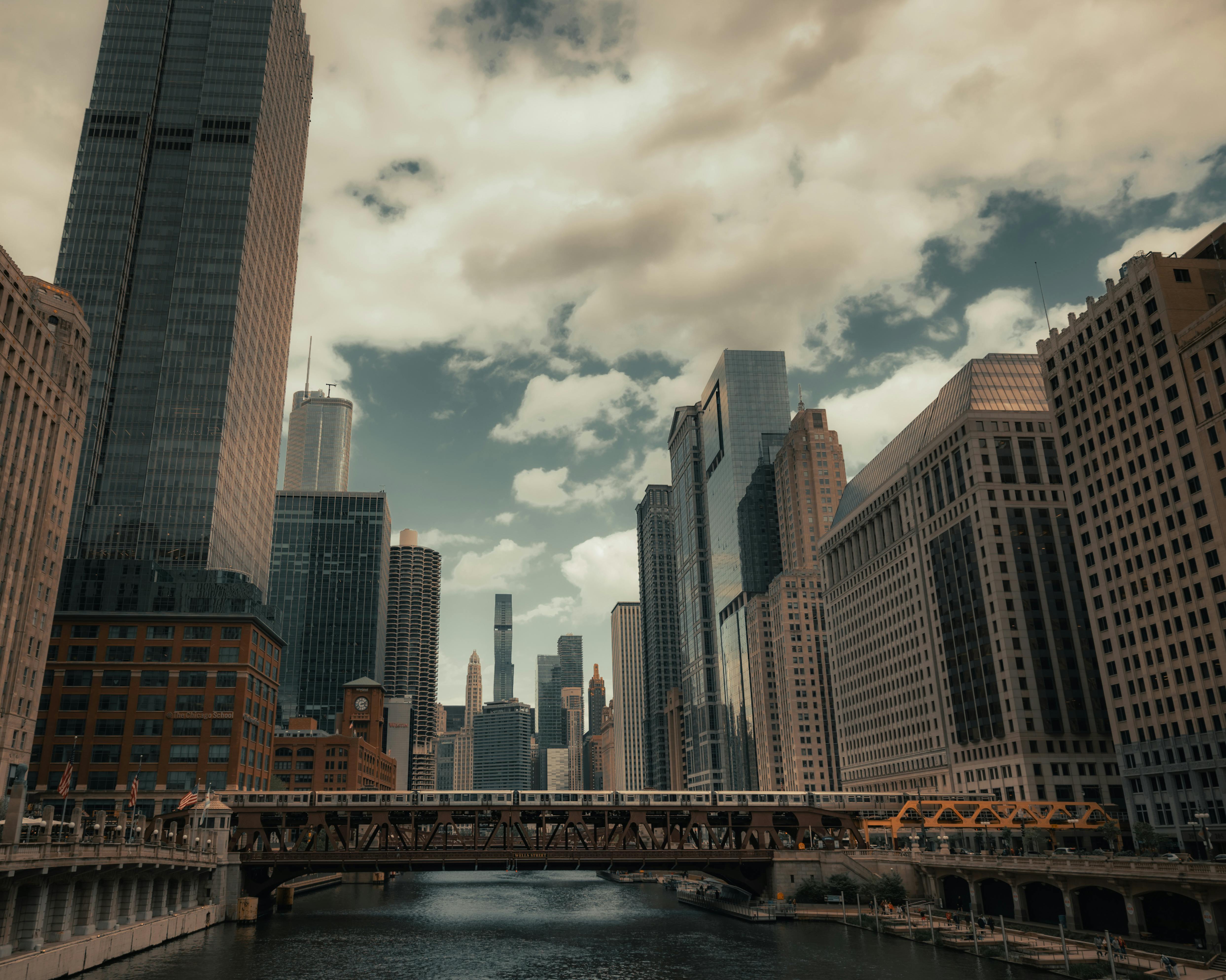 4973x3978 Chicago Financial District with Skyscrapers seen from the Chicago River · Free