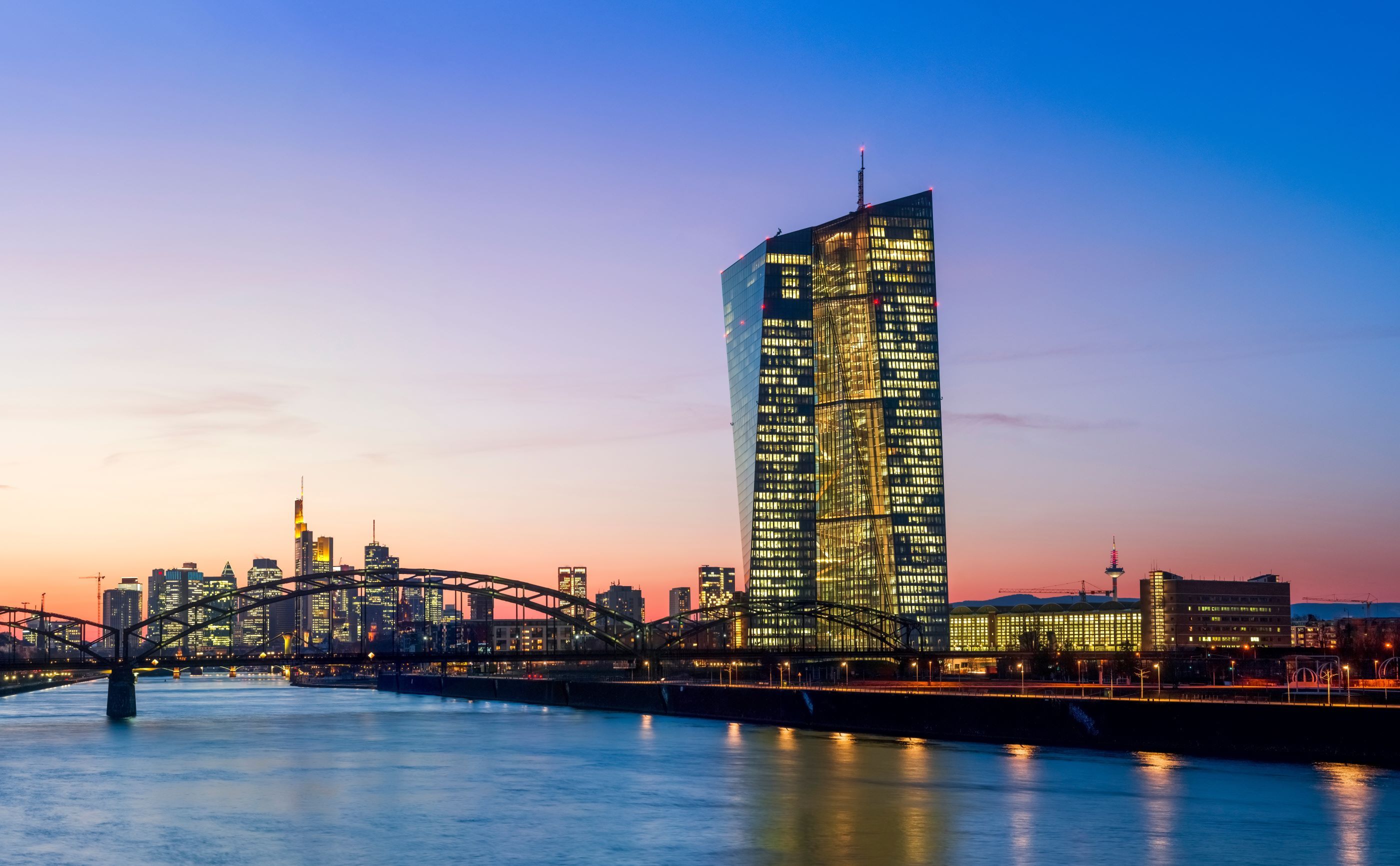 2800x1732 Weekly Briefing: UK GDP growth prospects revised upwards, central banks continue rate hikes & first $1tn PE manager emerges