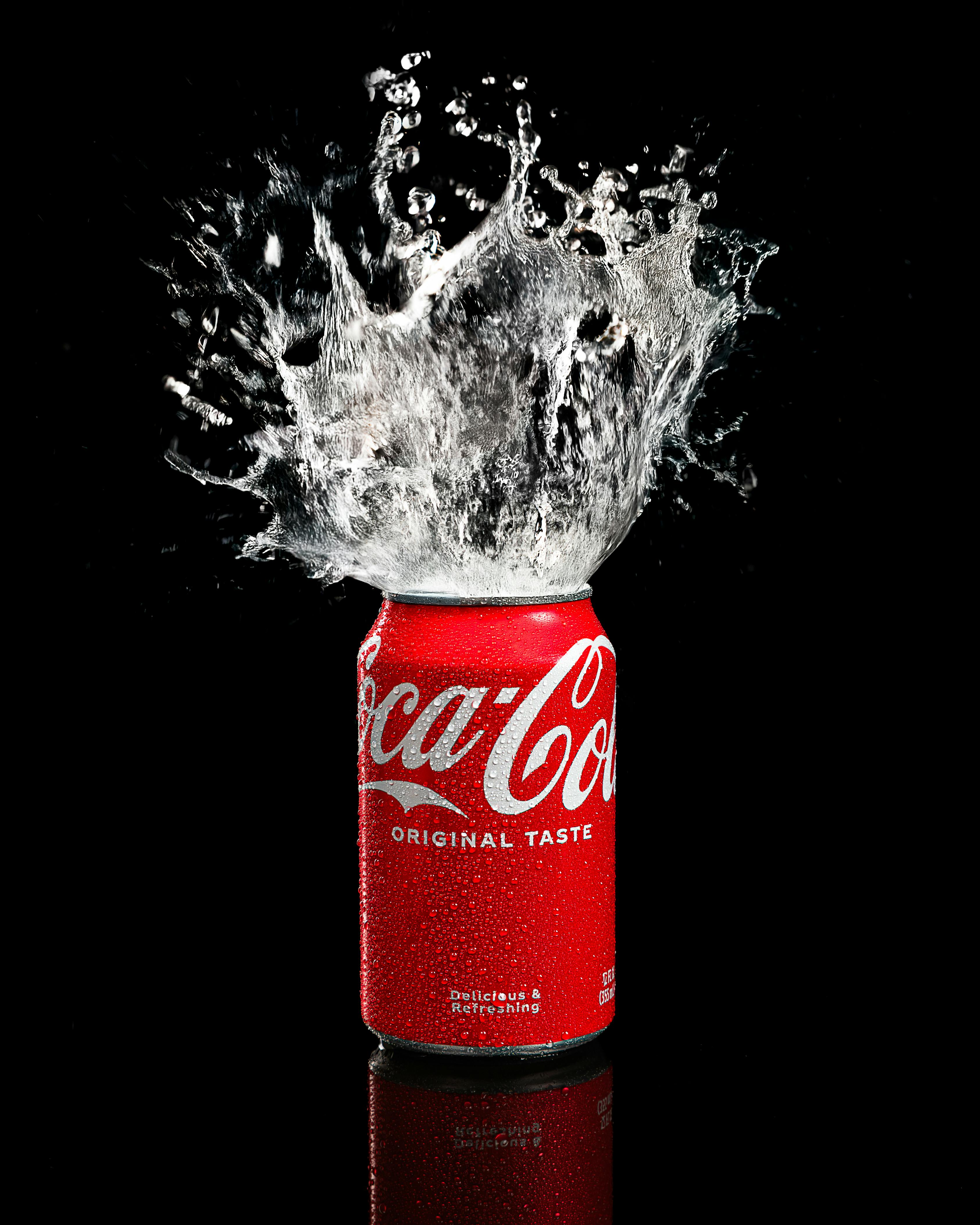 3371x4214 Dynamic Coca Cola Splash Photography in Studio · Free
