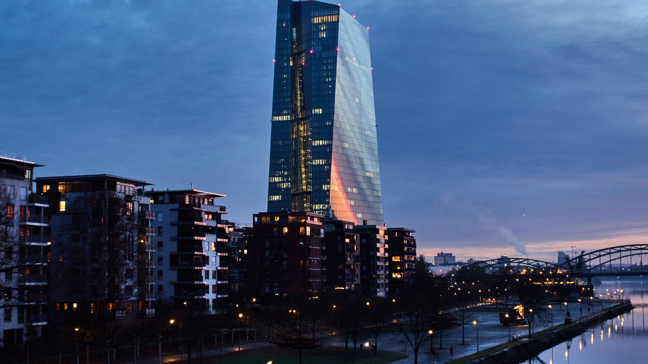 2560x1440 European Central Bank leaves rates unchanged with economy showing signs of modest growth