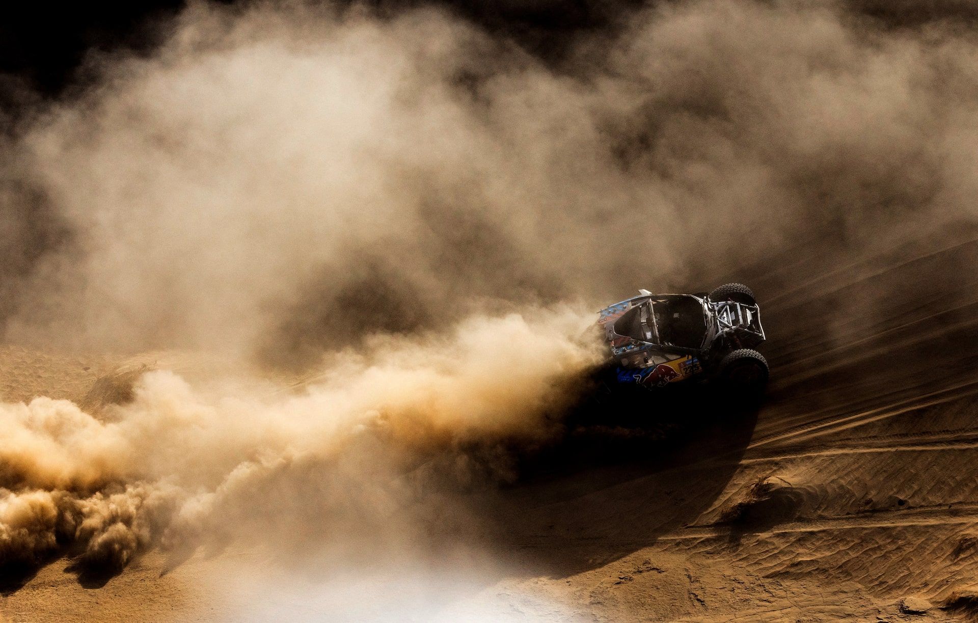 1920x1223 Driving in the desert: Surreal image from the Dakar Rally 2025