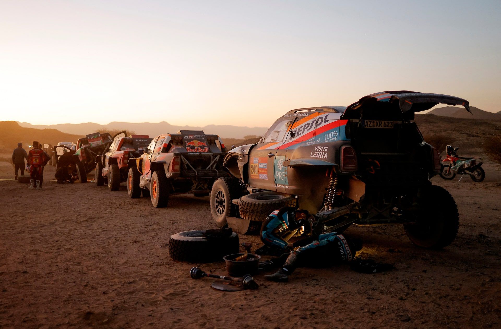 1920x1262 Driving in the desert: Surreal photo from the Dakar Rally 2025