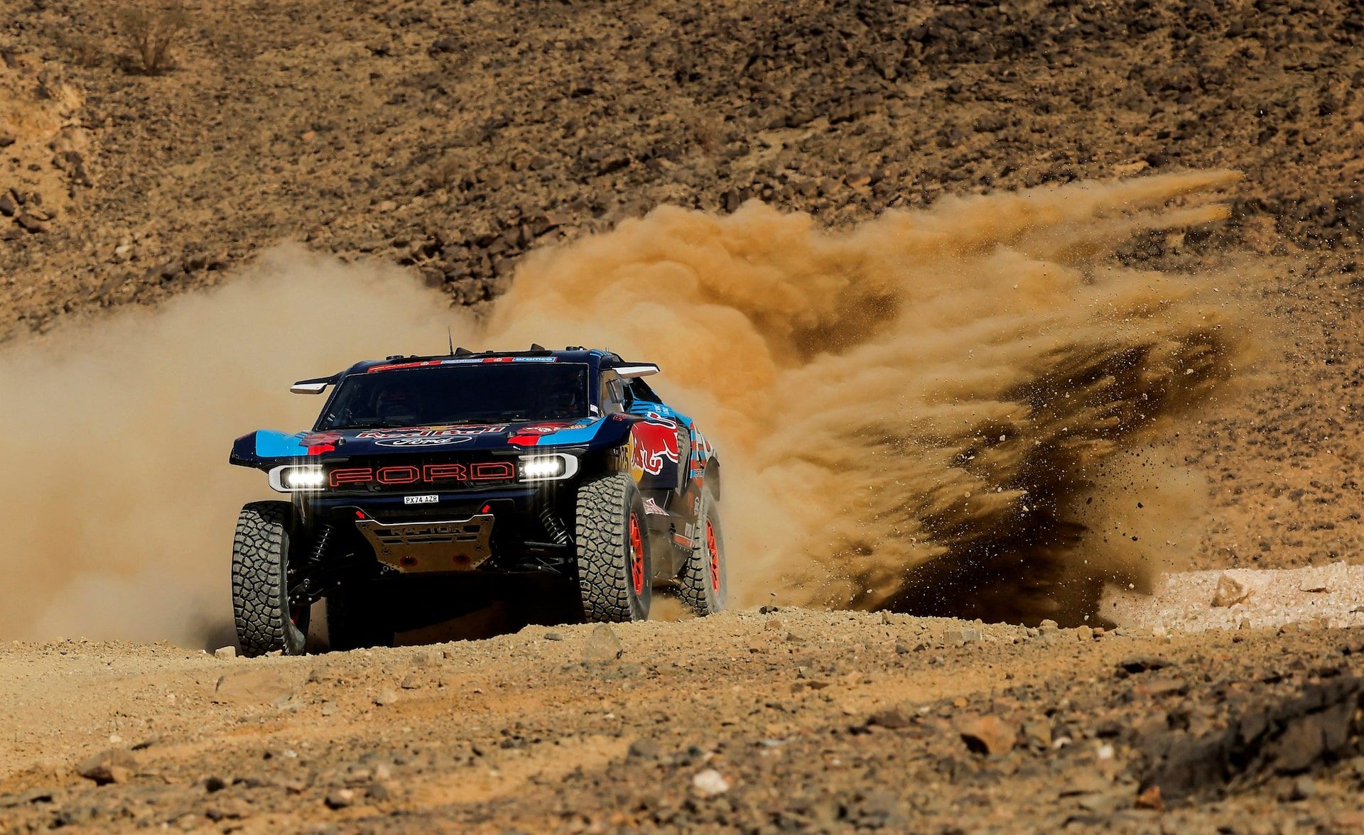 1920x1176 Driving in the desert: Surreal photo from the Dakar Rally 2025