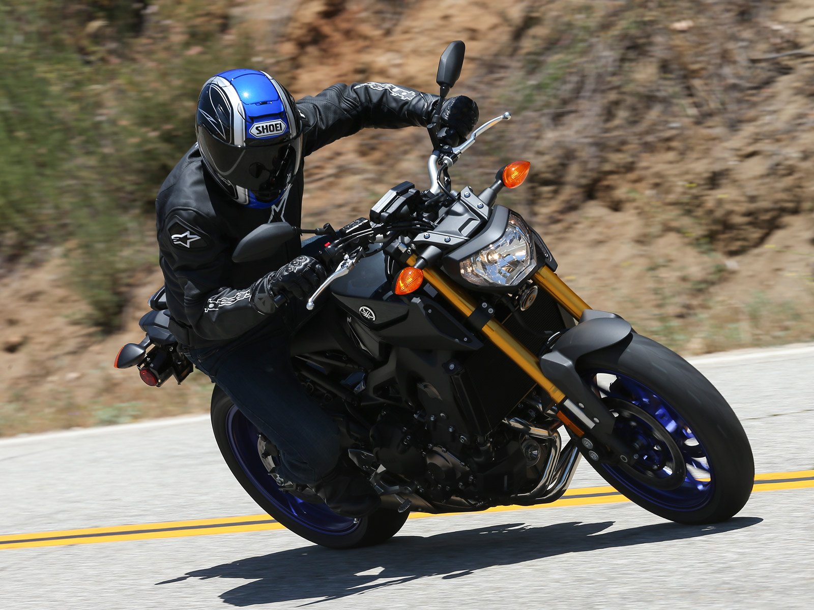 1600x1200 Yamaha FZ 09