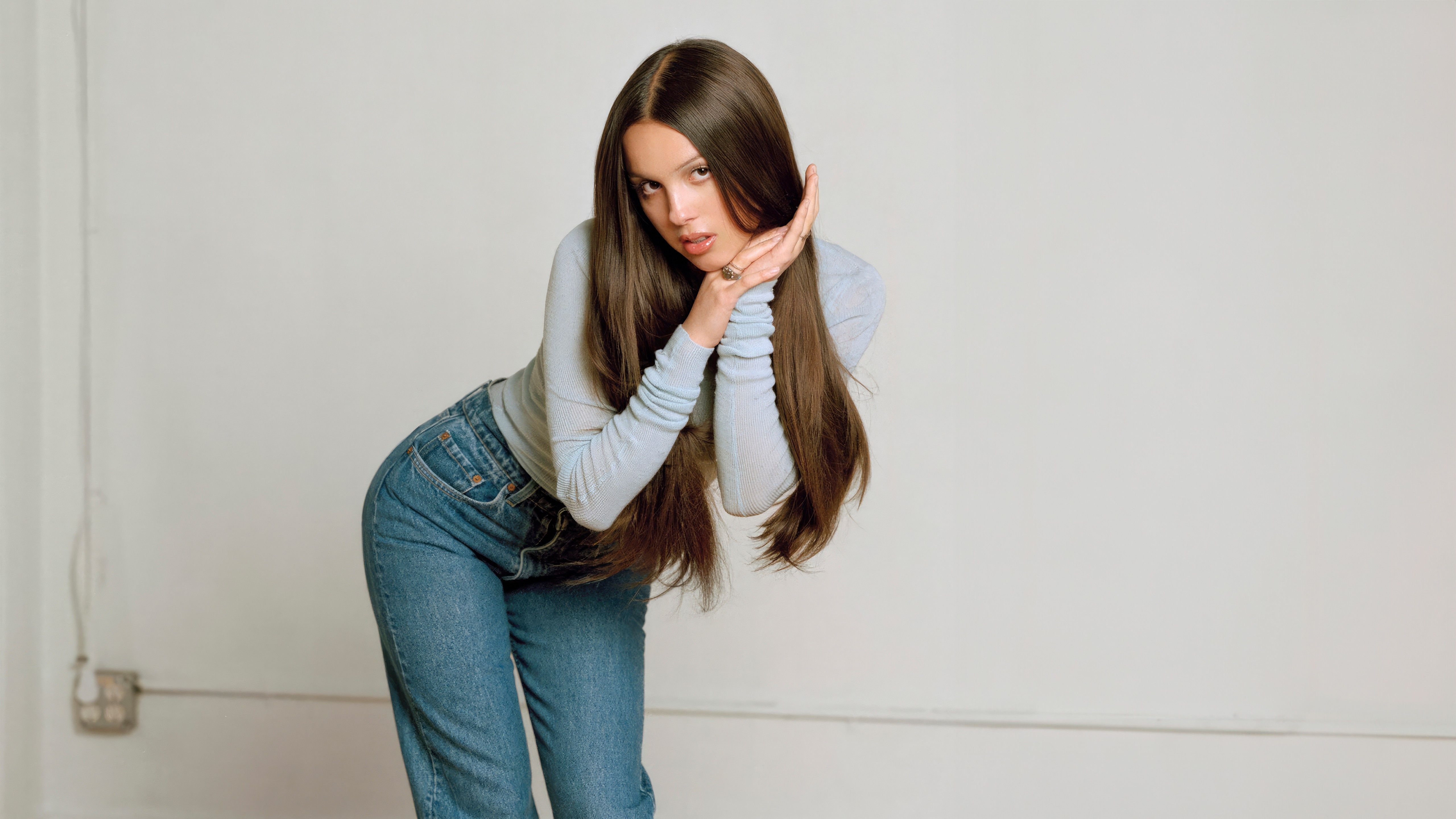 5120x2880 Wallpaper pose, jeans, singer, beautiful girl, posing, Olivia Rodrigo, Olivia Rodrigo, long solos for mobile and desktop, section музыка, resolution 5120x2880