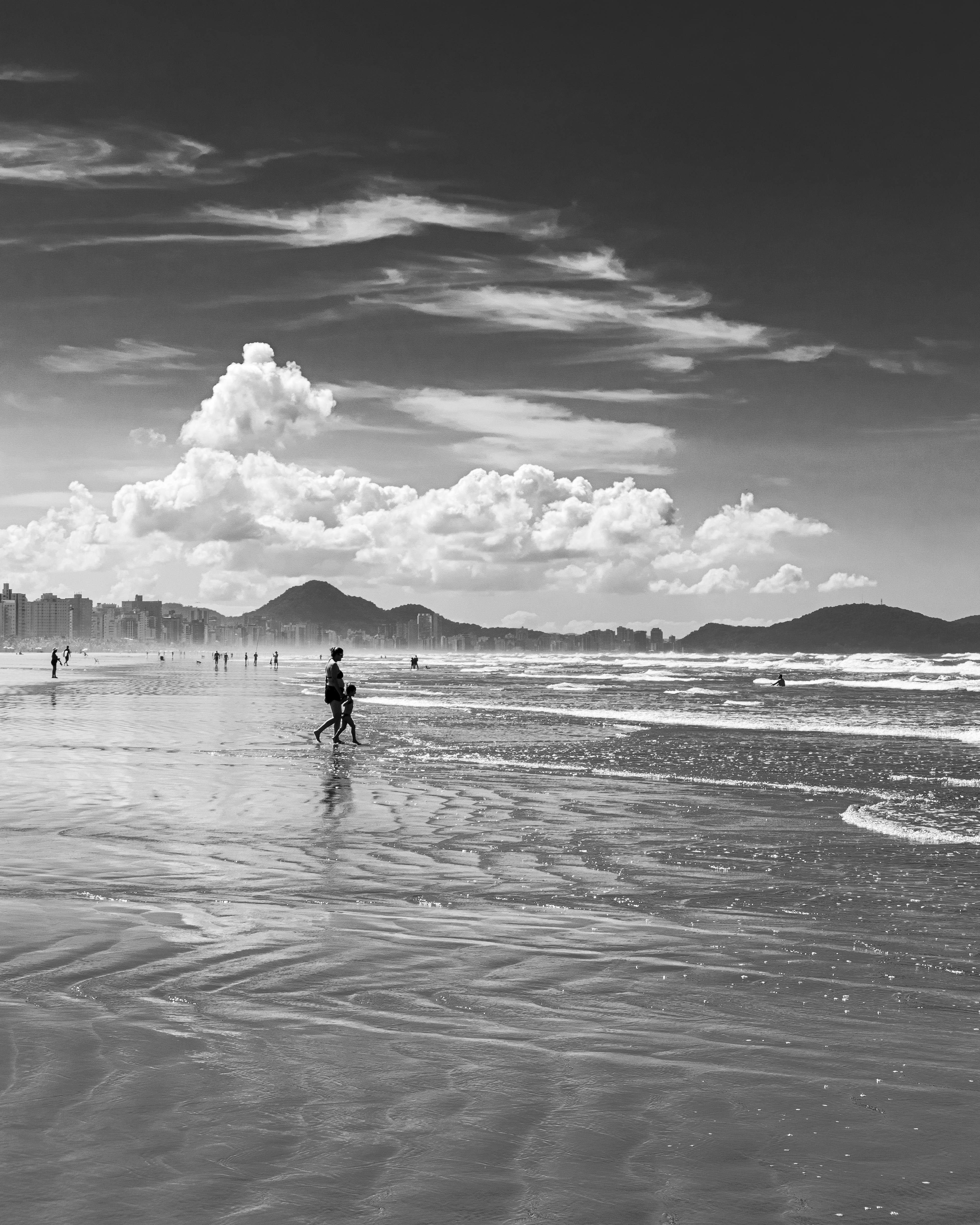 3915x4894 Monochrome Beach Scene at Praia Grande, Brazil · Free