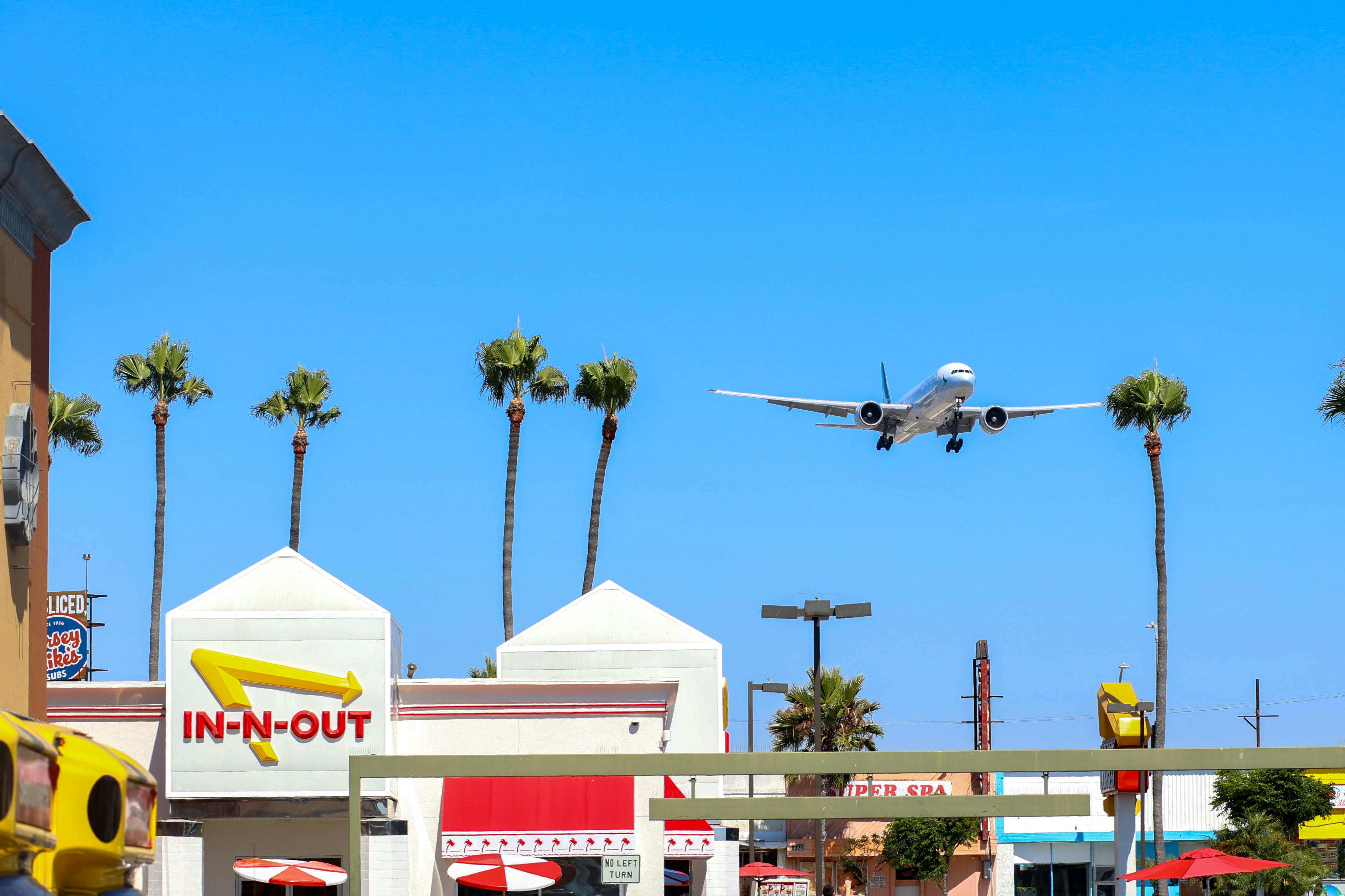 5869x3912 A plane flying over a fast food restaurant · Free