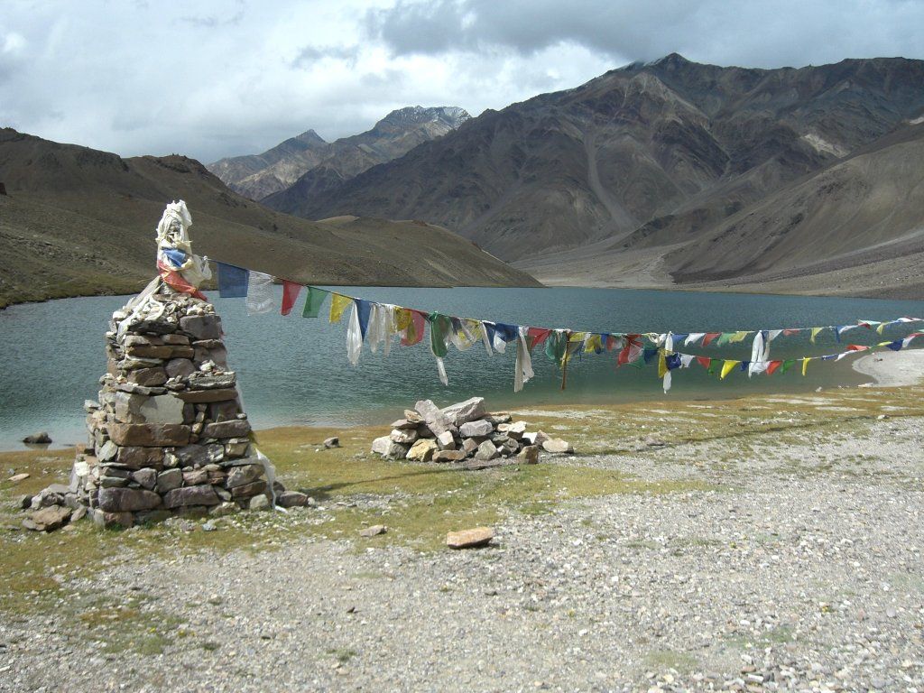 1024x768 Chandra tal (Moon lake) located at 4200m near the Kunzum pass separating the Lahul and