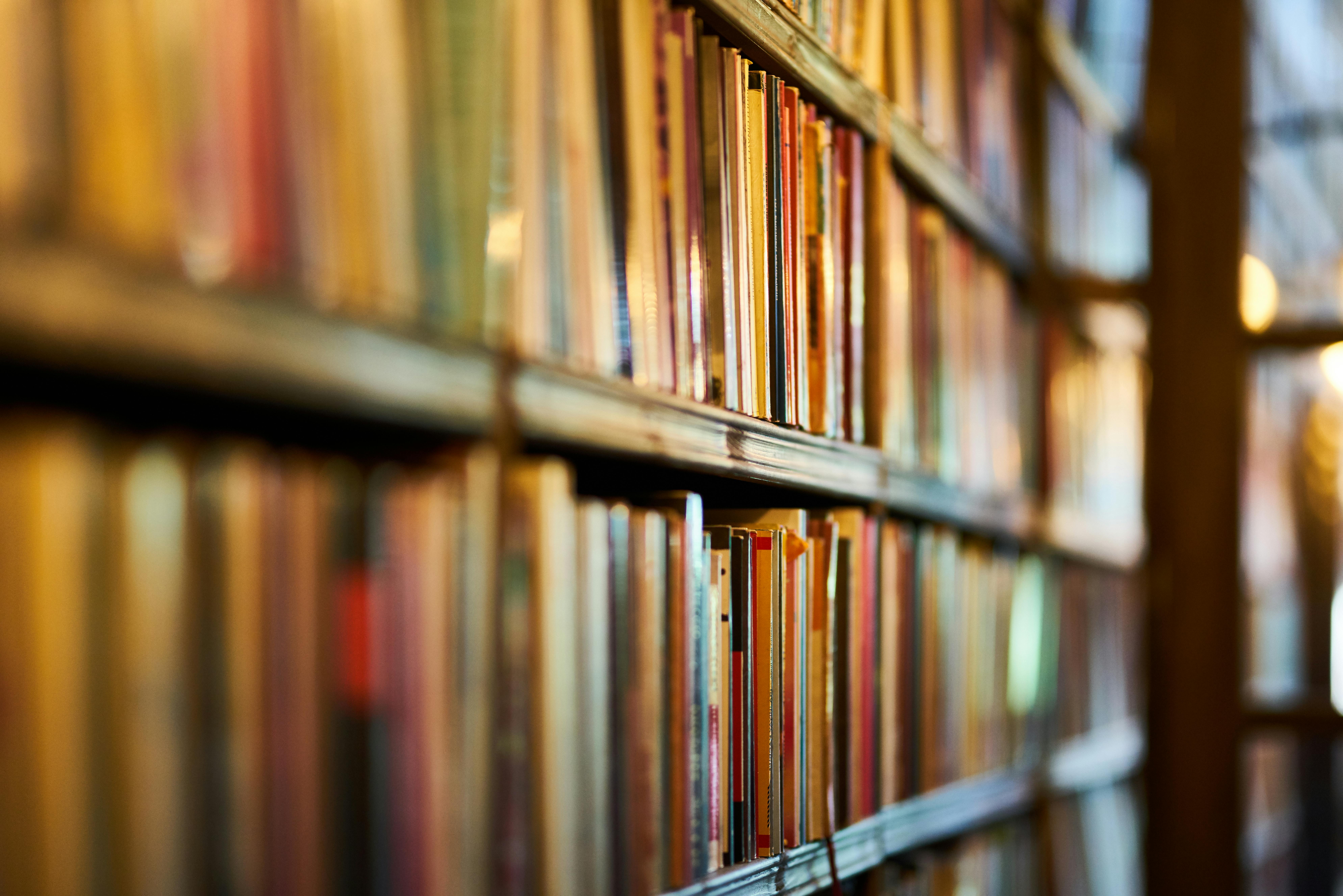 7952x5304 Selective Focus Photography of Brown Wooden Book Shelf · Free