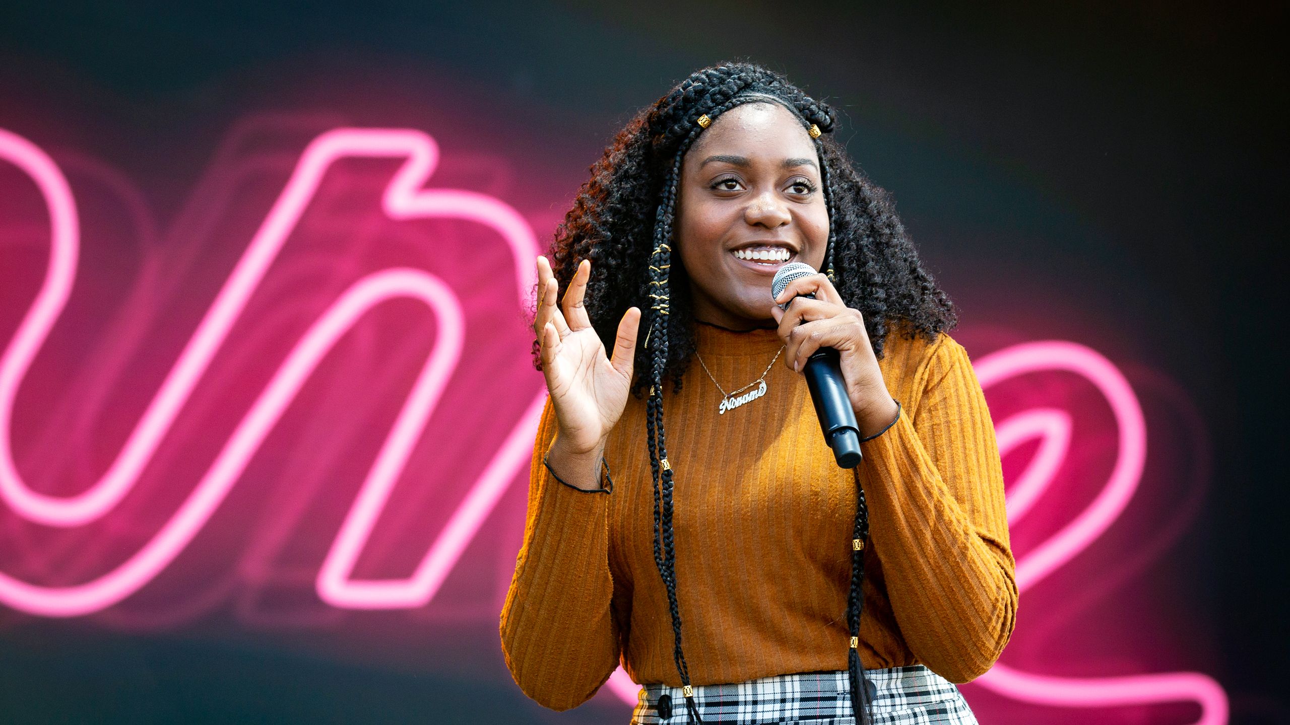 2560x1440 On the Hypnotic “Room ” Noname Comes of Age. The New Yorker