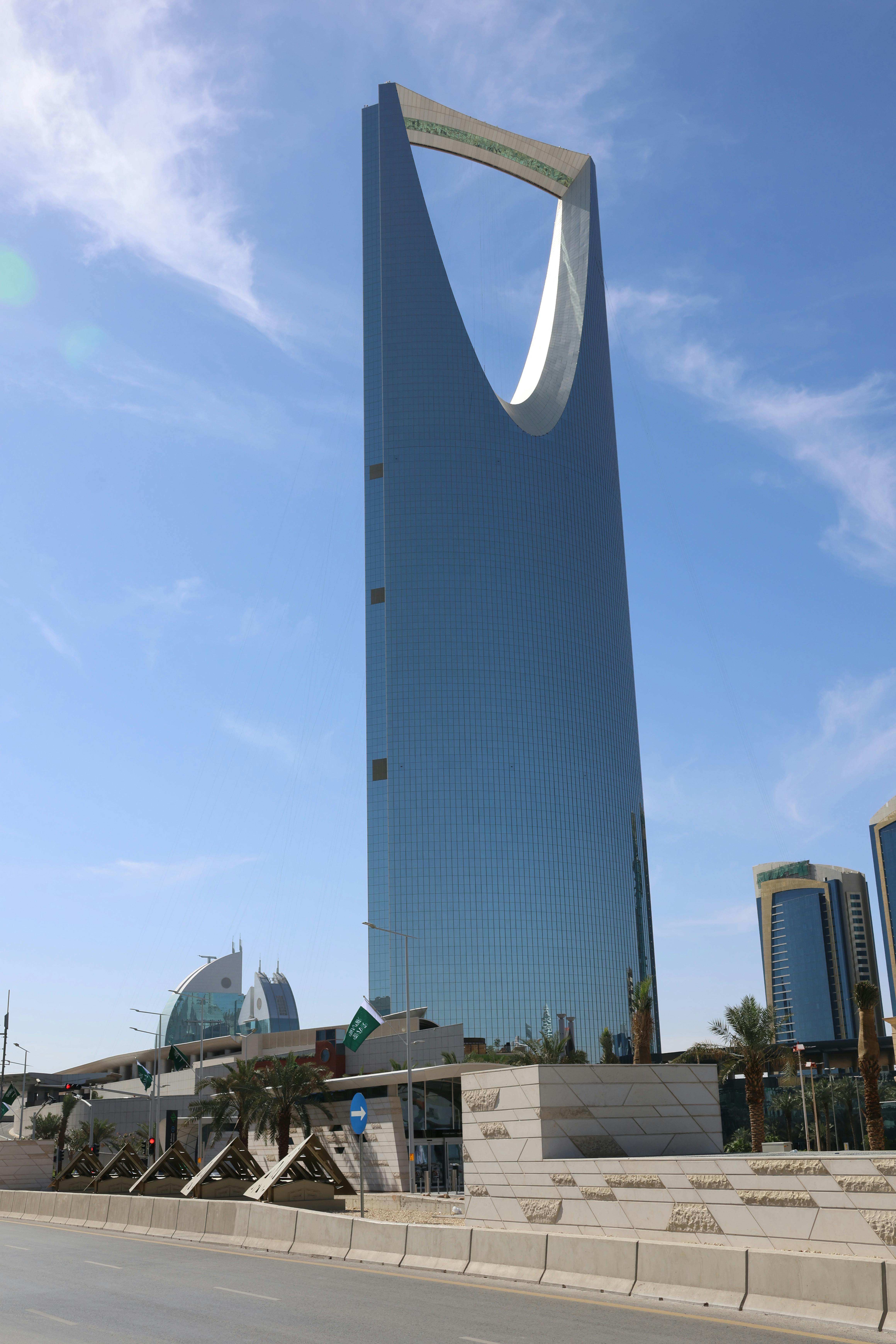 4640x6960 Stunning View of Kingdom Centre Tower in Riyadh · Free