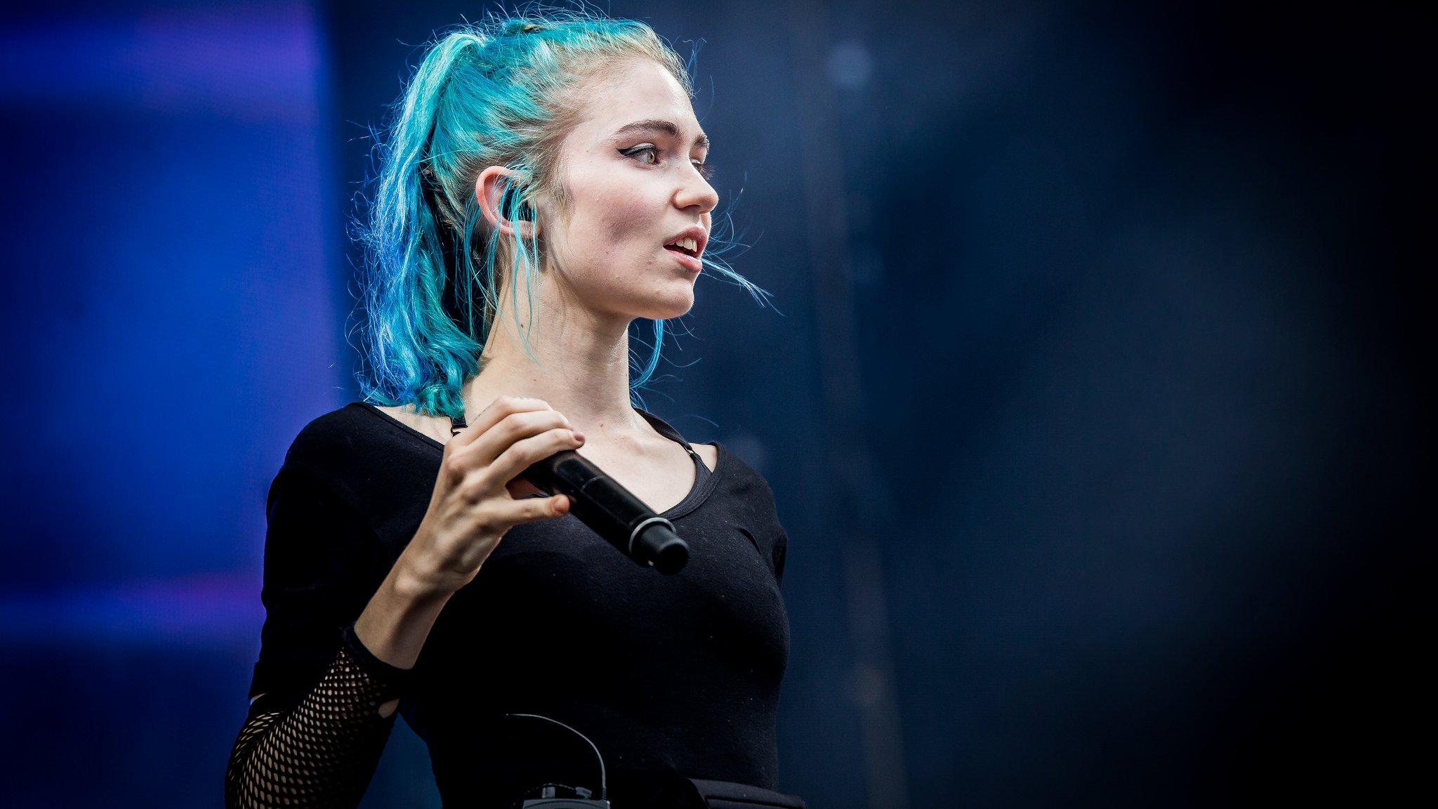 2048x1152 Grimes Live: HD Music Vibes Wallpaper