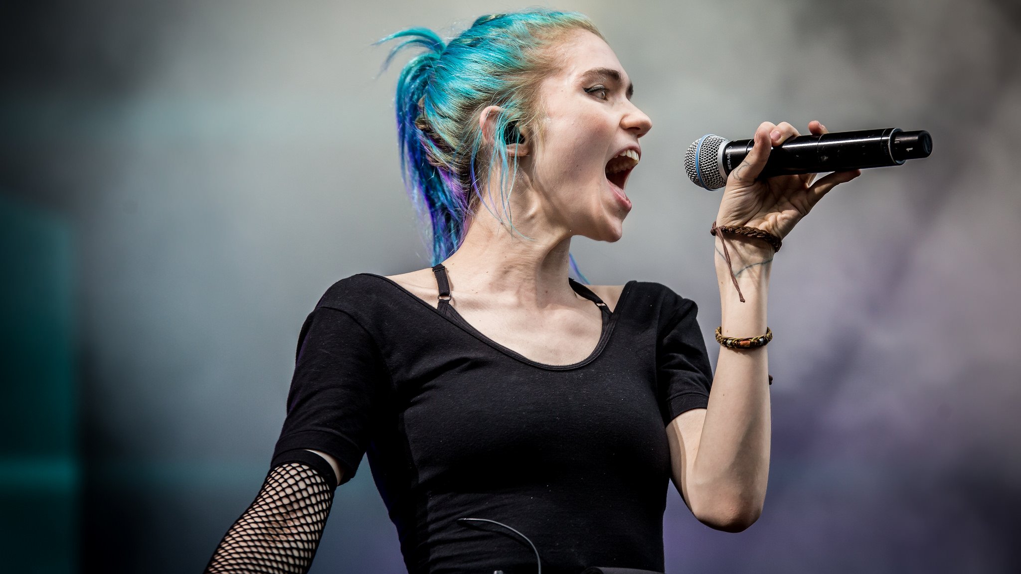 2048x1152 Grimes Live in HD: Electrifying Music Wallpaper