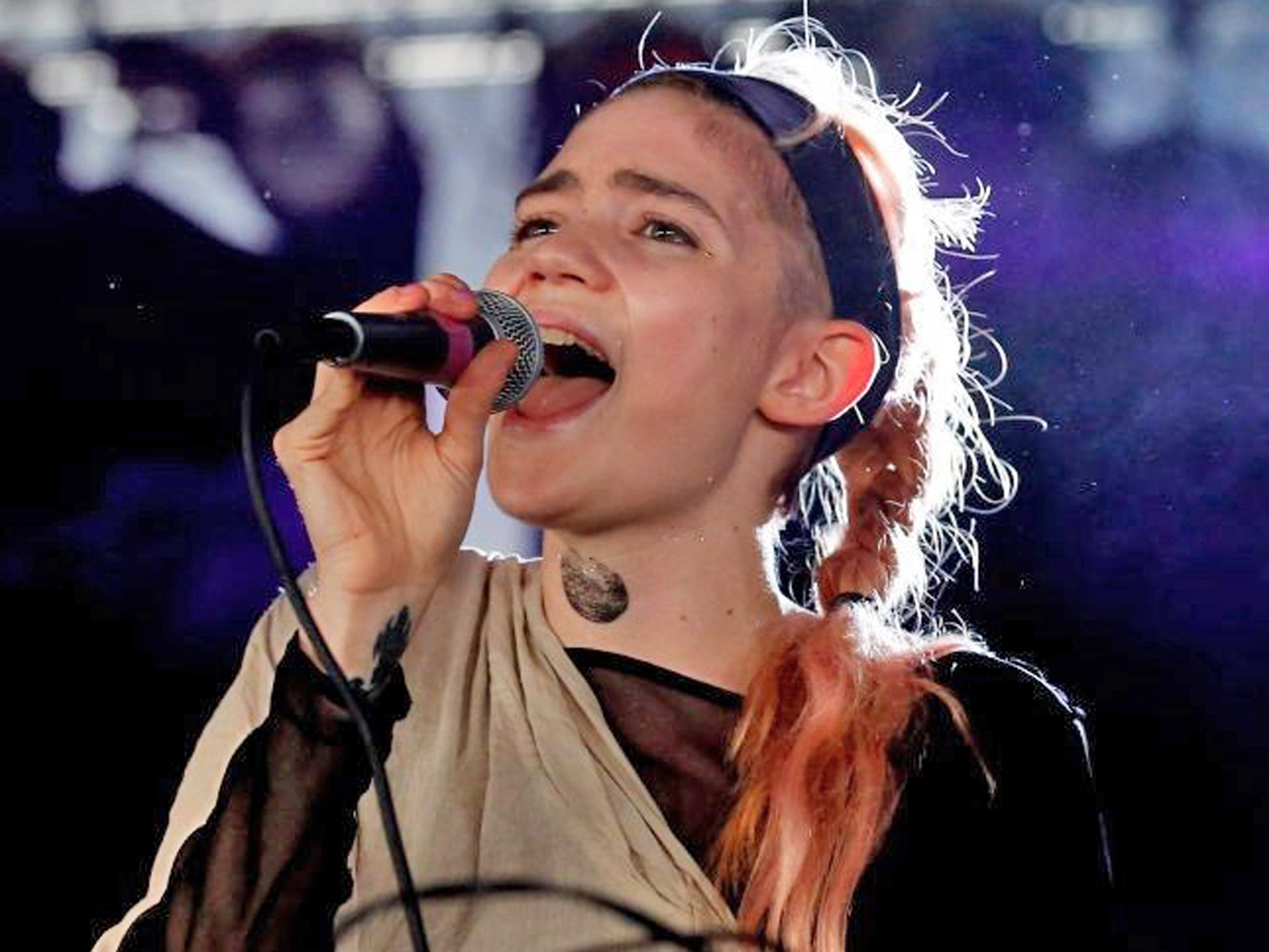2048x1536 Is pop sexist? Canadian musician Grimes thinks so