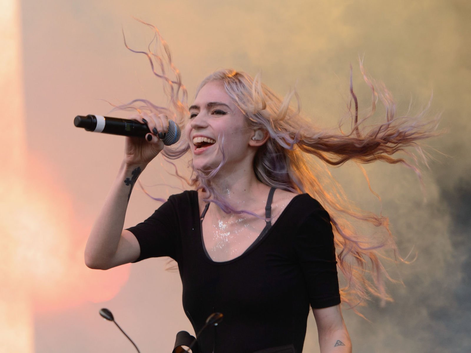 1600x1200 Grimes Has Created A New Interactive Installation