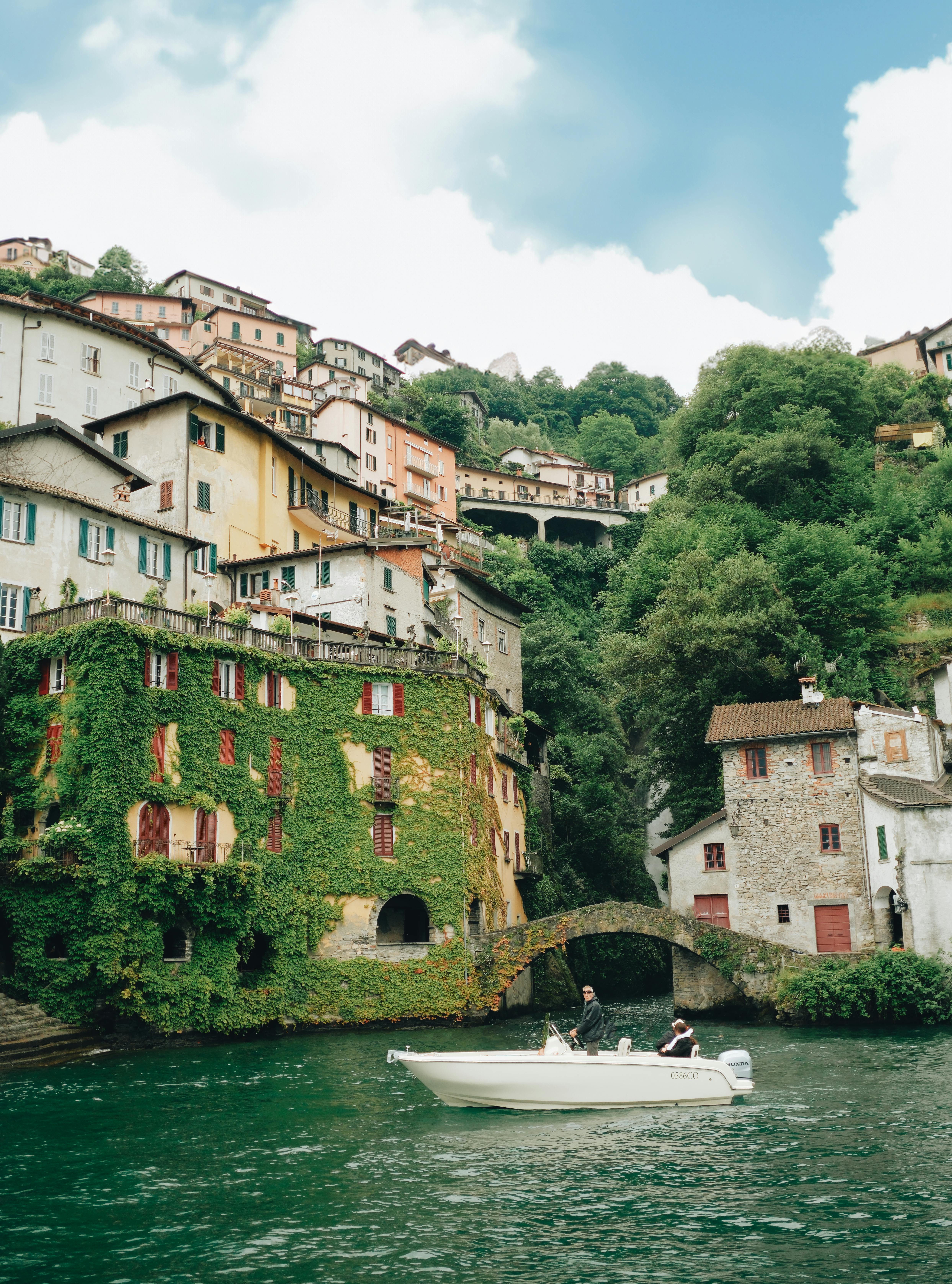 4973x6704 Motorboat in Town on Lake Como in Italy · Free