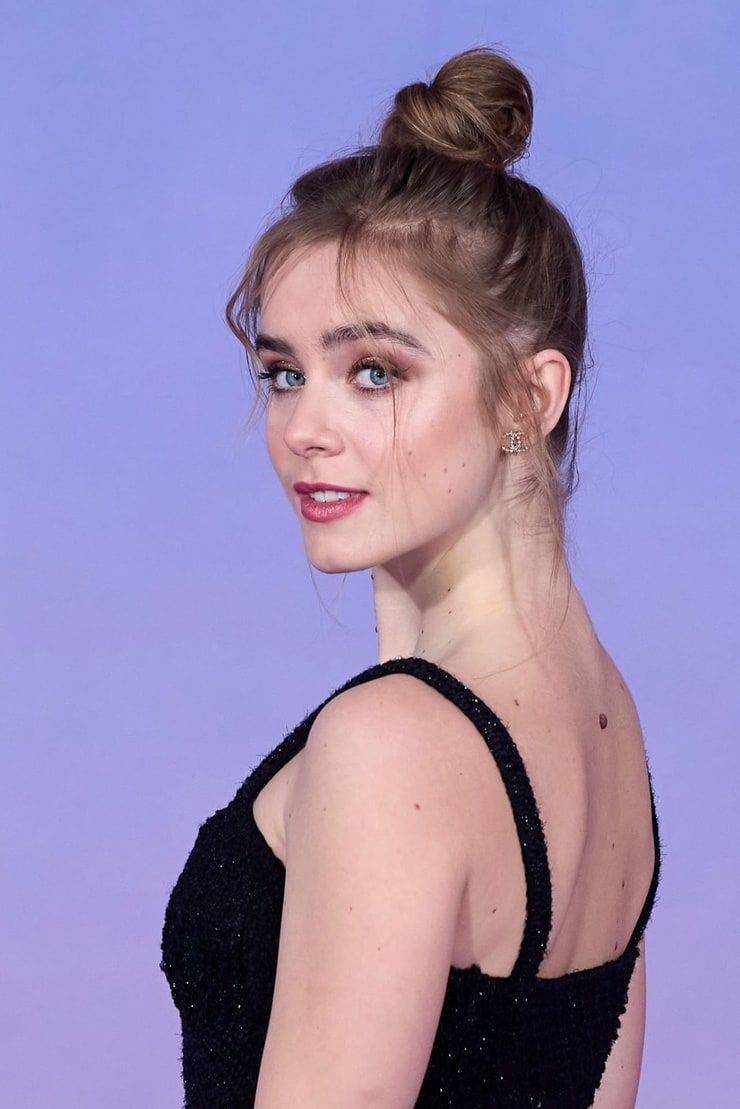 740x1109 Clara Galle Wallpaper