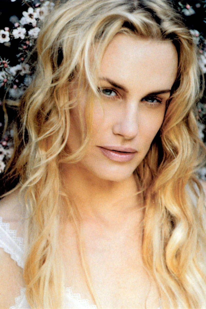 800x1200 Download American Great Actress Daryl Hannah Wallpaper