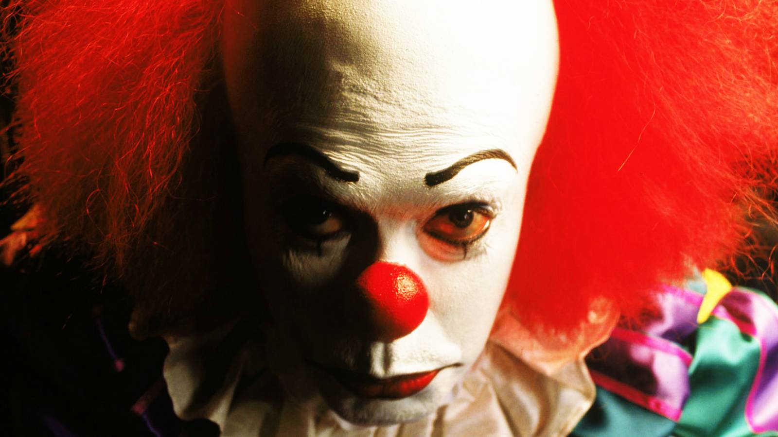 1600x900 IT Throwback Photo Shows Tim Curry's Pennywise Transformation