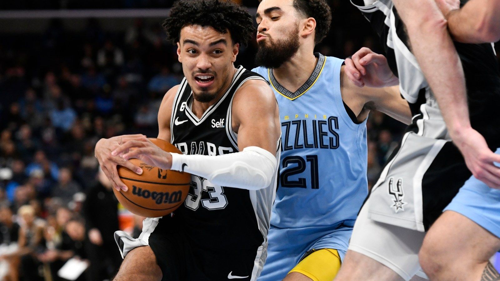 1600x900 Apple Valley's Jones family savors first experience of Tyus, Tre starting against one another