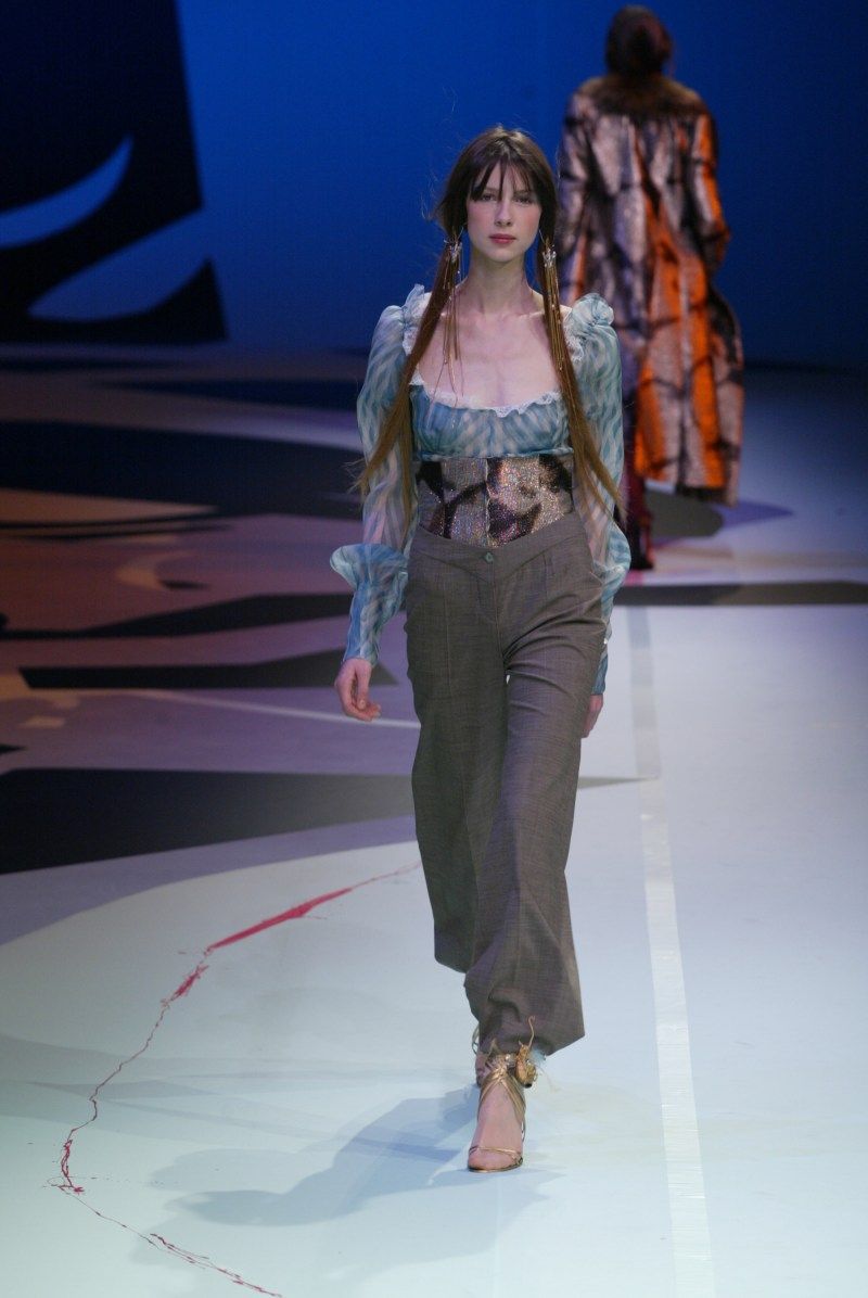 800x1196 Caitriona Balfe's 2000s Runway Modeling Photo Before 'Outlander' Fame