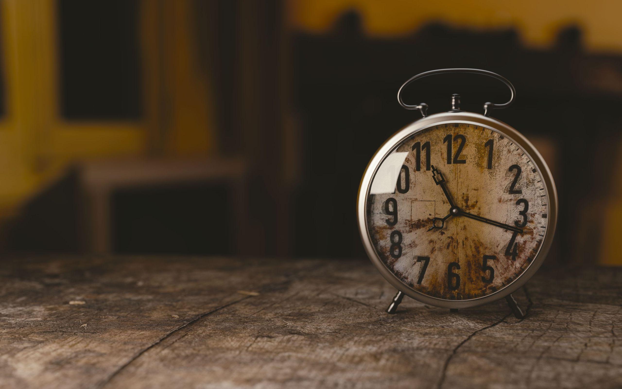 2560x1600 The old clock is on the table in the room. Desktop wallpaper