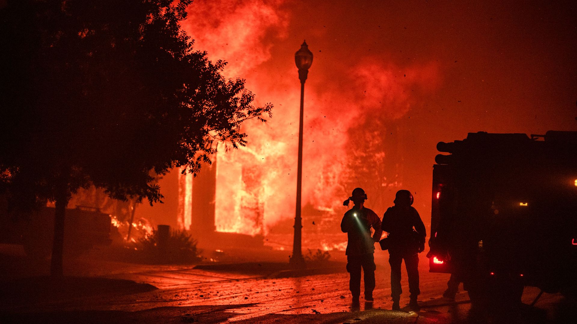 1920x1080 Wildfires raze California wine country