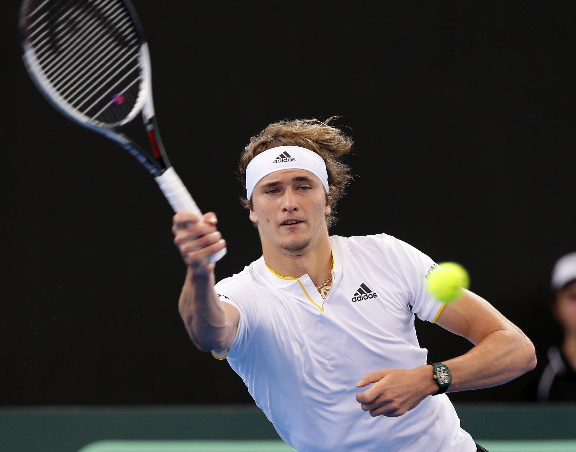 1920x1508 Download Alexander Zverev Delivers a Forehand Volley on Court Wallpaper